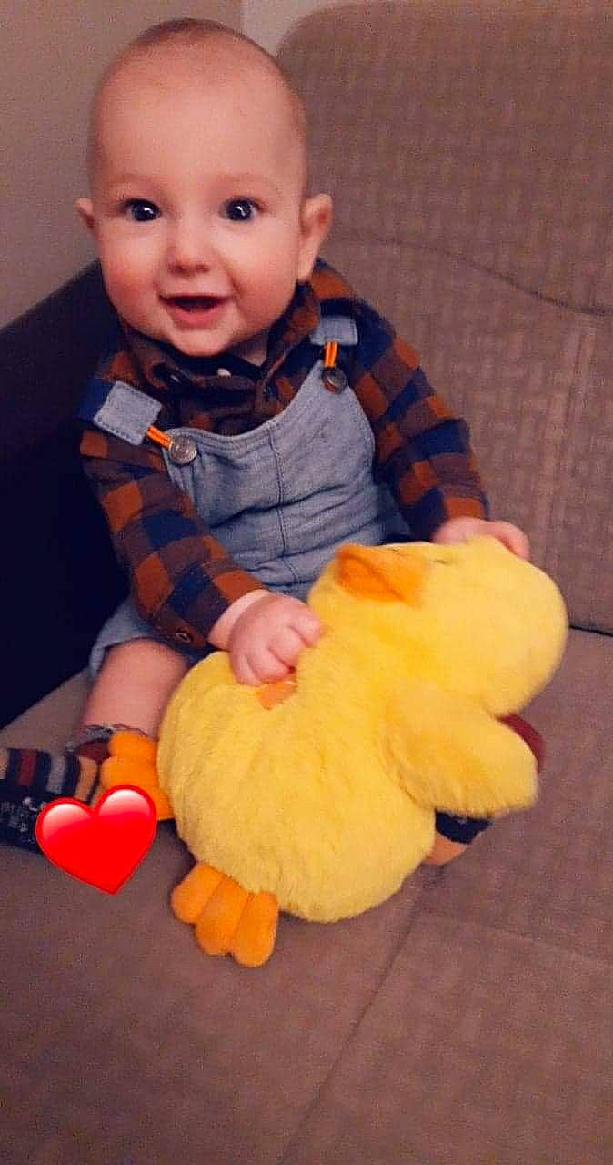 Fabian a rejoint le concours — aidez-le/la à gagner de superbes lots ! arm, blue, cheek, clothing, eye, face, finger, floor, flooring, fun, green, head, human, leg, lighting, people, person, product, room, sitting