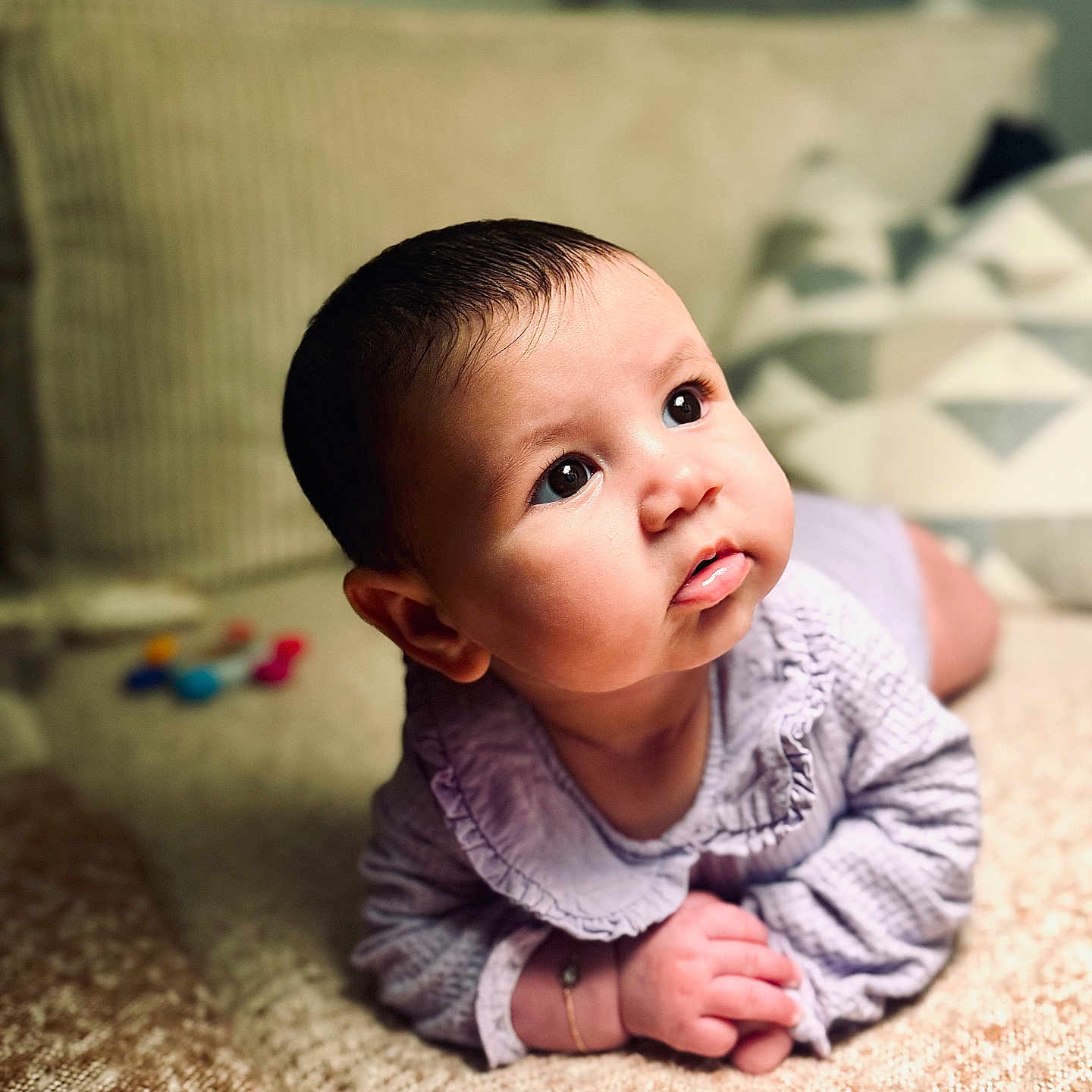 Jade participe au concours pour gagner de l'argent avec cette photo : baby, bodypart, couch, crawling, cushion, face, finger, frown, furniture, hand, happy, head, homedecor, newborn, person, photography, portrait, sad, sitting, smile