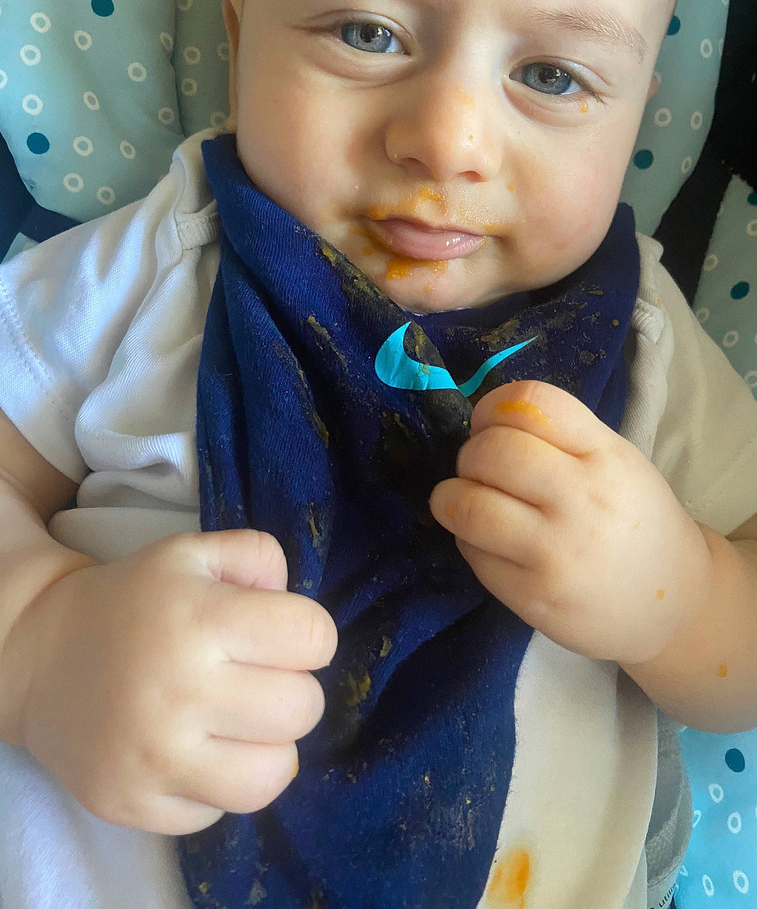 Zayan a rejoint le concours — aidez-le/la à gagner de superbes lots ! arm, azure, blue, dress_shirt, eye, eyebrow, face, finger, gesture, hand, head, headwear, mouth, neck, nose, outerwear, person, skin, sleeve, thumb