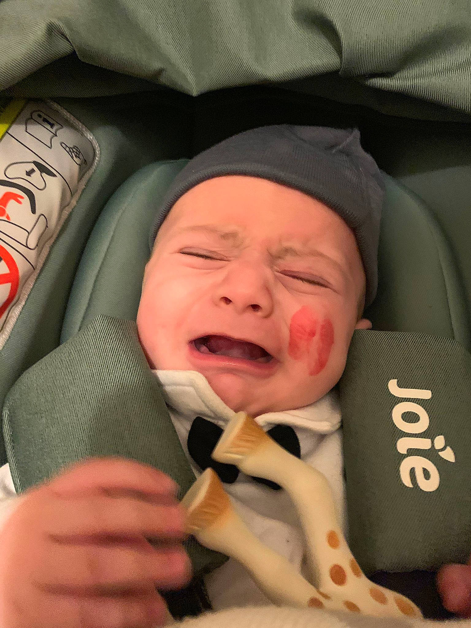 Zayan a rejoint le concours — aidez-le/la à gagner de superbes lots ! baby, baby_products, car_seat, carmine, cheek, child, comfort, cool, event, eye, finger, happy, headgear, headwear, mouth, nose, person, product, skin, sorrow
