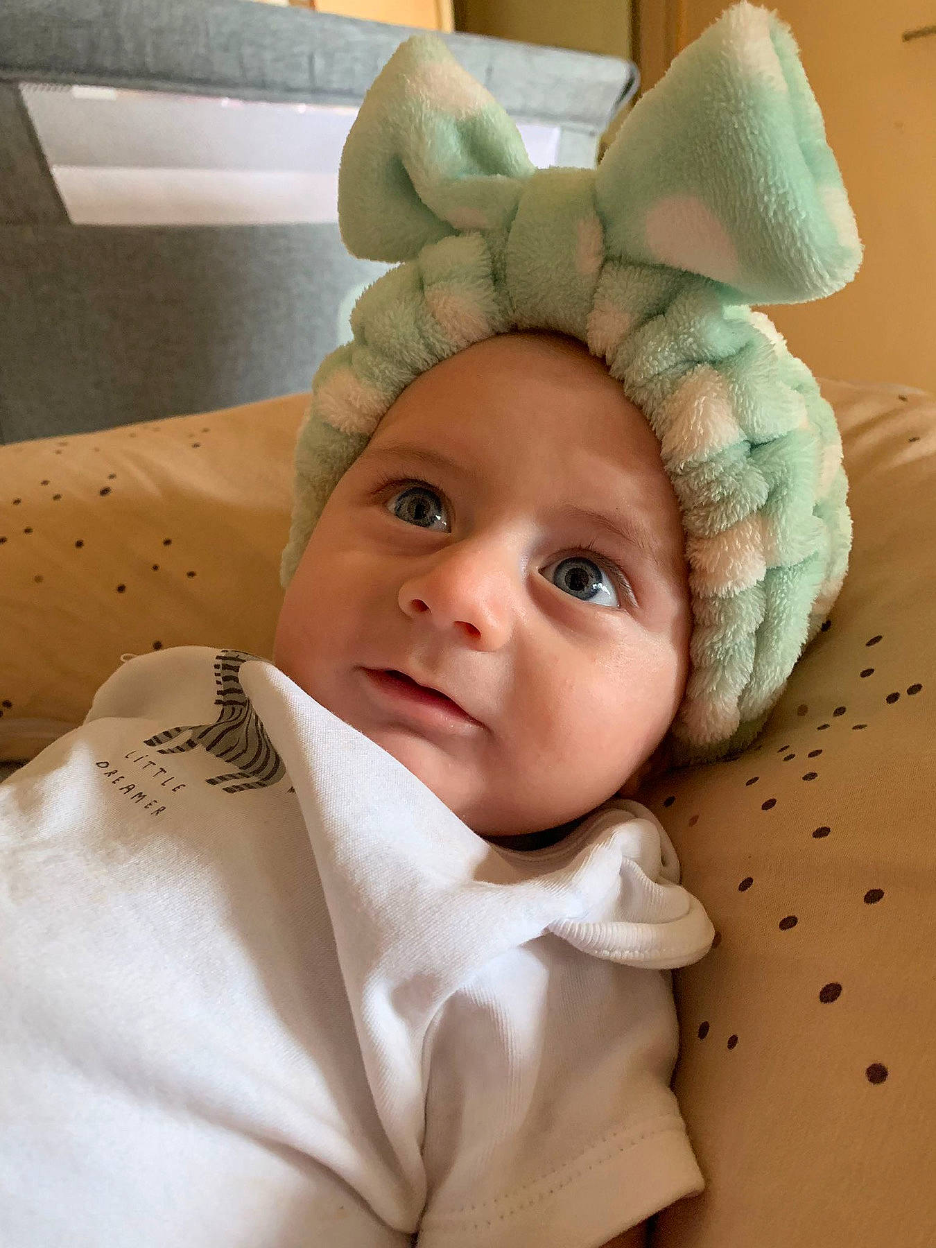 Zayan participe au concours pour gagner de l'argent avec cette photo : baby, baby_safety, baby_toddler_clothing, cap, comfort, costume_hat, ear, eye, eyebrow, eyelash, face, fashion_accessory, finger, head, headgear, headpiece, headwear, linens, neck, person