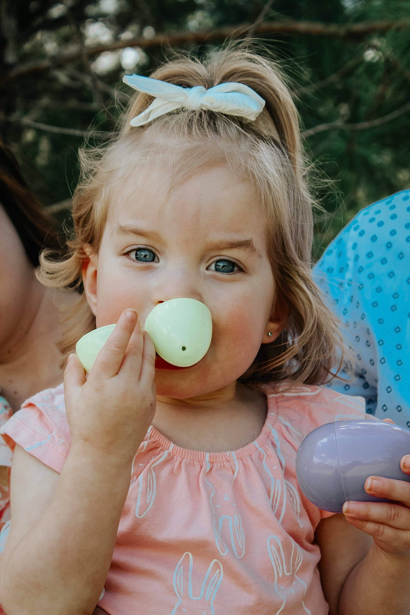 Constance is registered to the contest to win money with this photo: baby_toddler_clothing, beauty, blond, child, dress, eyelash, finger, fun, grass, hand, happy, leisure, lip, liquid_bubble, person, pink, skin, summer, t_shirt, tableware