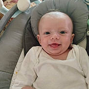 Inaya a rejoint le concours — aidez-le/la à gagner de superbes lots ! baby, smiling, infant, child, seat, cushion, soft_toys, indoors, clothing, white_shirt, face, head, happy, baby_seat, person, closeup, skin, expression, comfort, young