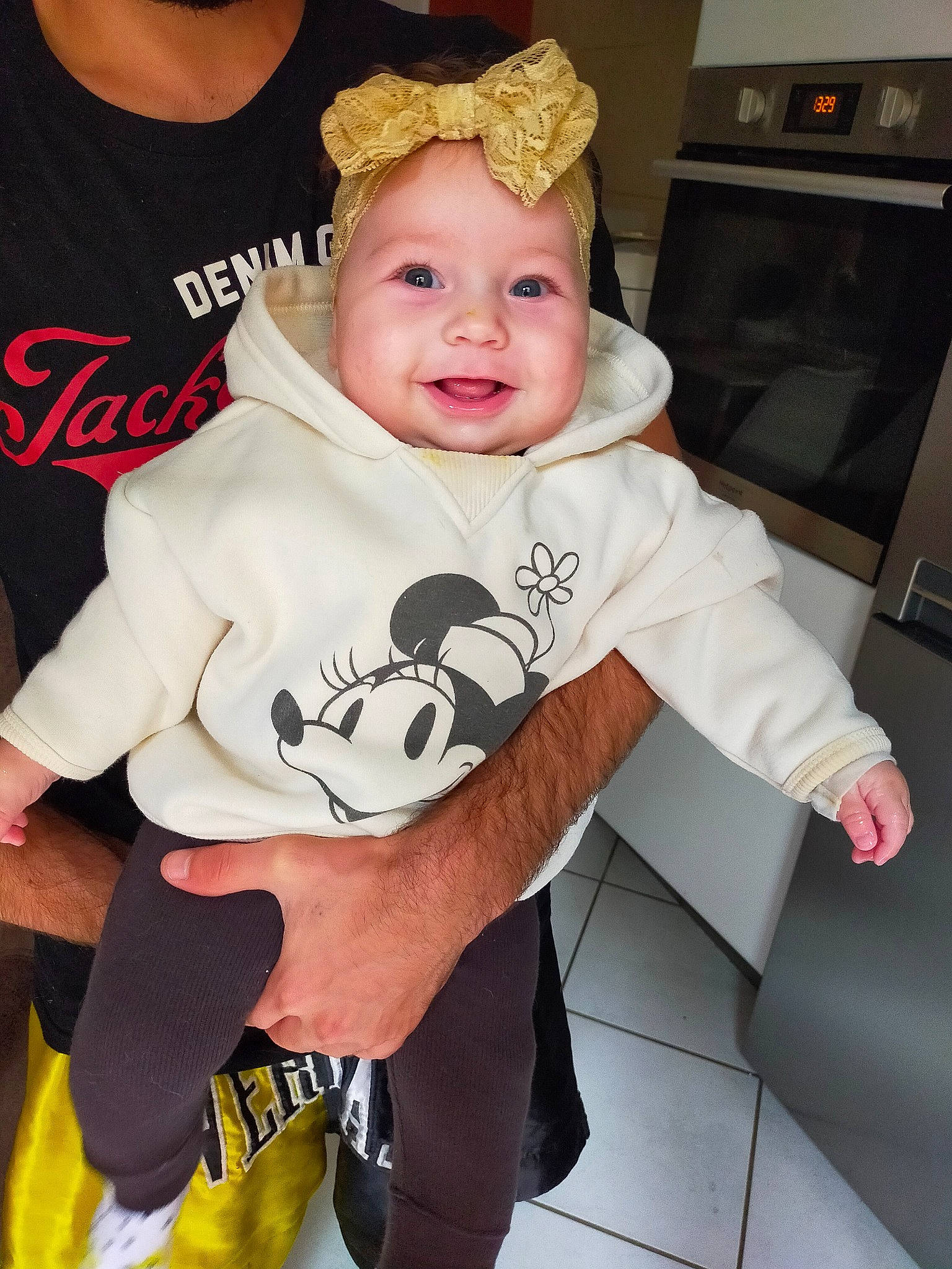 Shanna participe au concours pour gagner de l'argent avec cette photo : baby, baby_toddler_clothing, cheek, child, eye, fashion_accessory, fun, hairstyle, happy, headwear, home_appliance, laugh, logo, person, room, sitting, sleeve, smile, sportswear, t_shirt