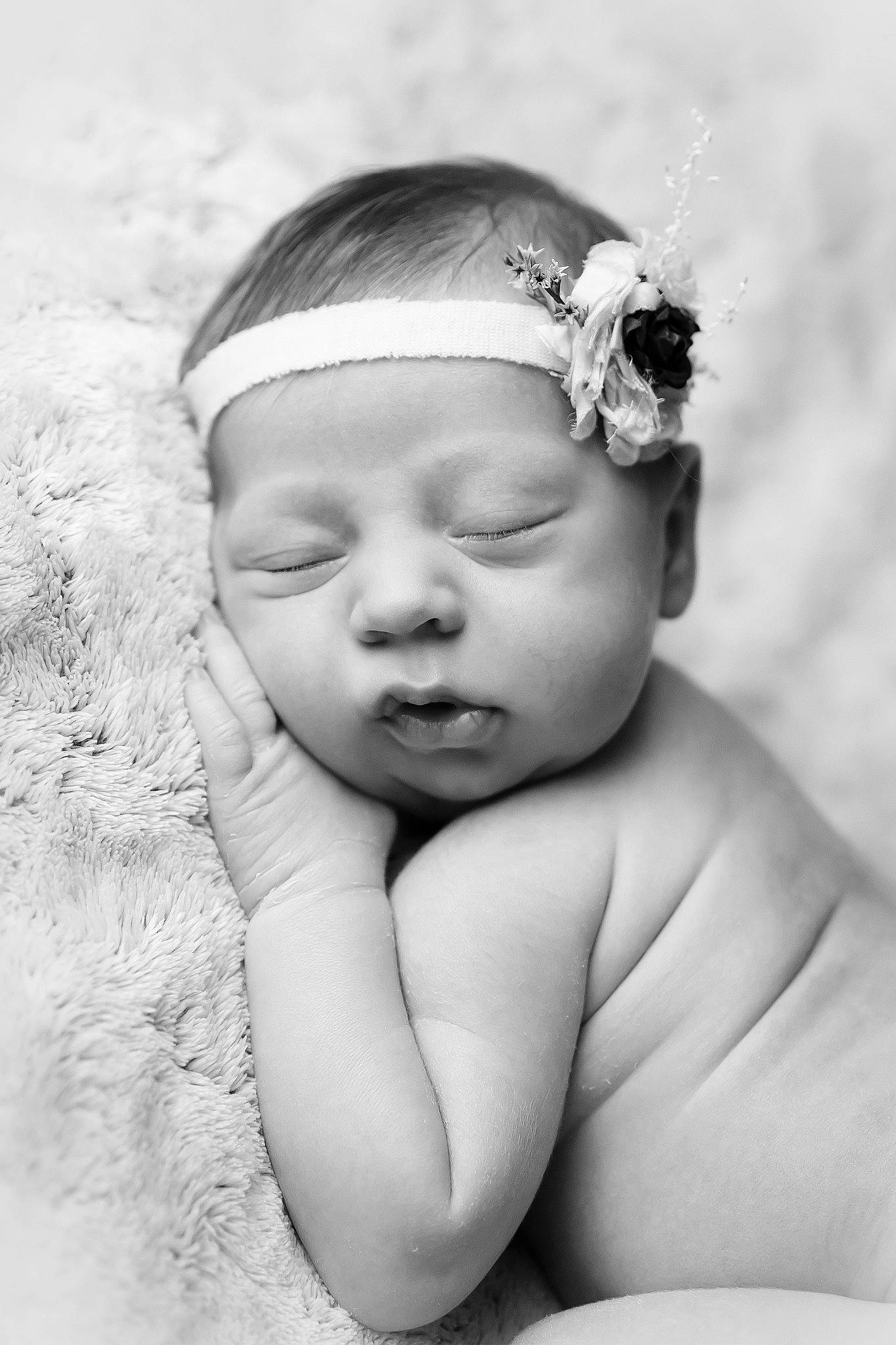 Shanna a rejoint le concours — aidez-le/la à gagner de superbes lots ! arm, baby, black_and_white, cap, ear, eyebrow, eyelash, face, flash_photography, gesture, grass, hand, happy, headgear, headpiece, iris, lip, nose, person, skin