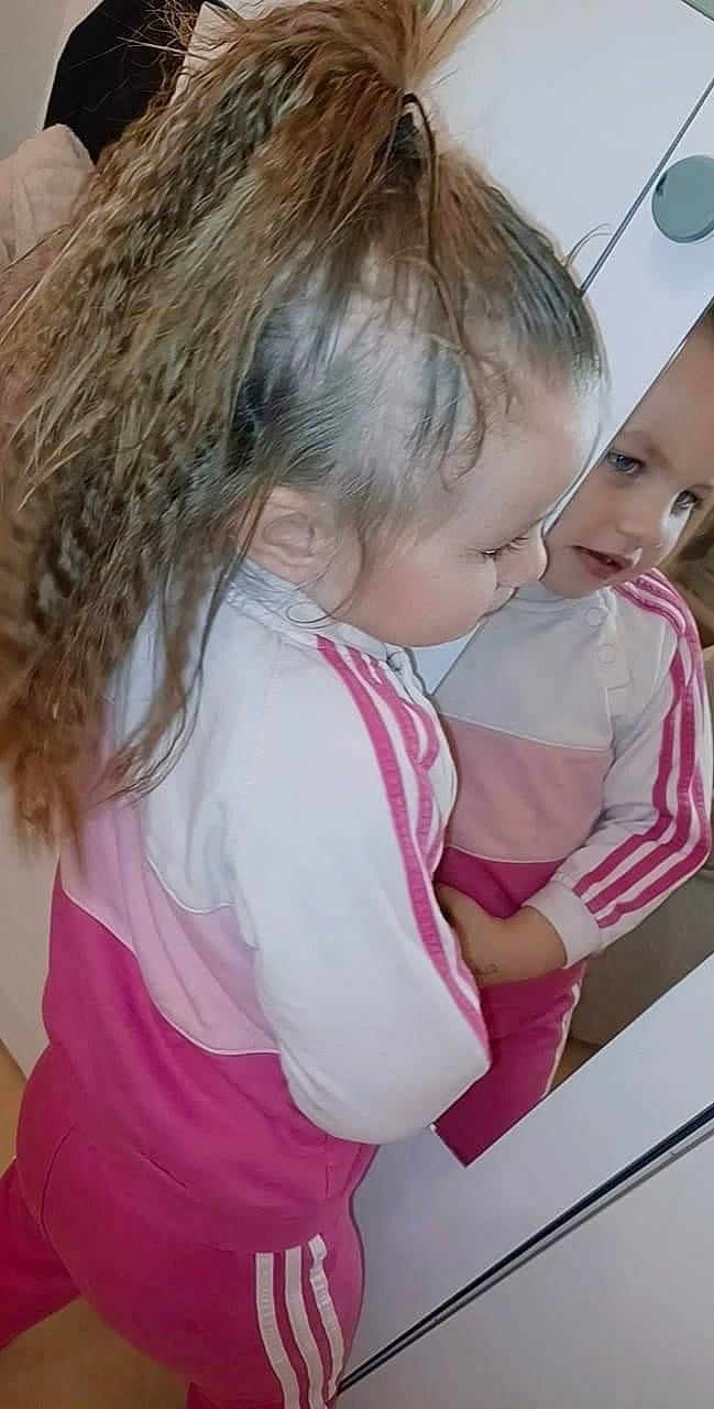 Elena participe au concours pour gagner de l'argent avec cette photo : blond, brown_hair, cheek, child, chin, ear, eyebrow, eyelash, fun, gesture, happy, headwear, iris, lip, magenta, mammal, nose, person, pink, skin