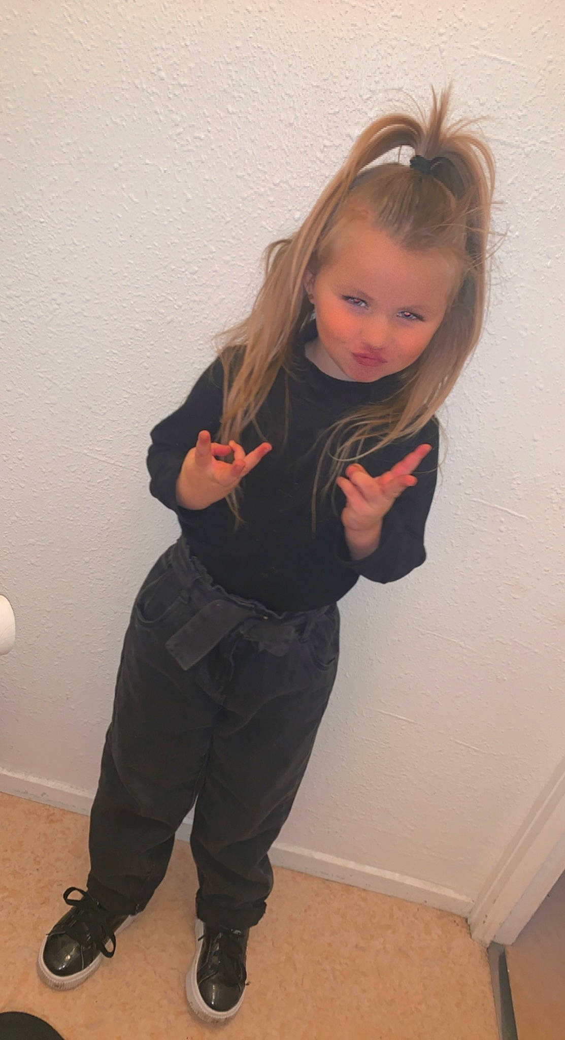 Elena a rejoint le concours — aidez-le/la à gagner de superbes lots ! arm, baby_toddler_clothing, cheek, child, face, flooring, fun, gesture, hair, hardwood, head, long_sleeved_t_shirt, outerwear, person, shoulder, sleeve, sweatpant, t_shirt, toddler, waist