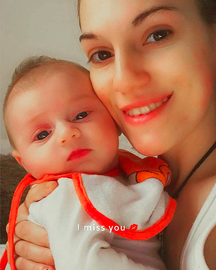 Denise participe au concours pour gagner de l'argent avec cette photo : baby, baby_toddler_clothing, cheek, chin, eye, eyebrow, eyelash, face, facial_expression, finger, fun, gesture, happy, iris, joy, lip, mouth, nose, person, skin