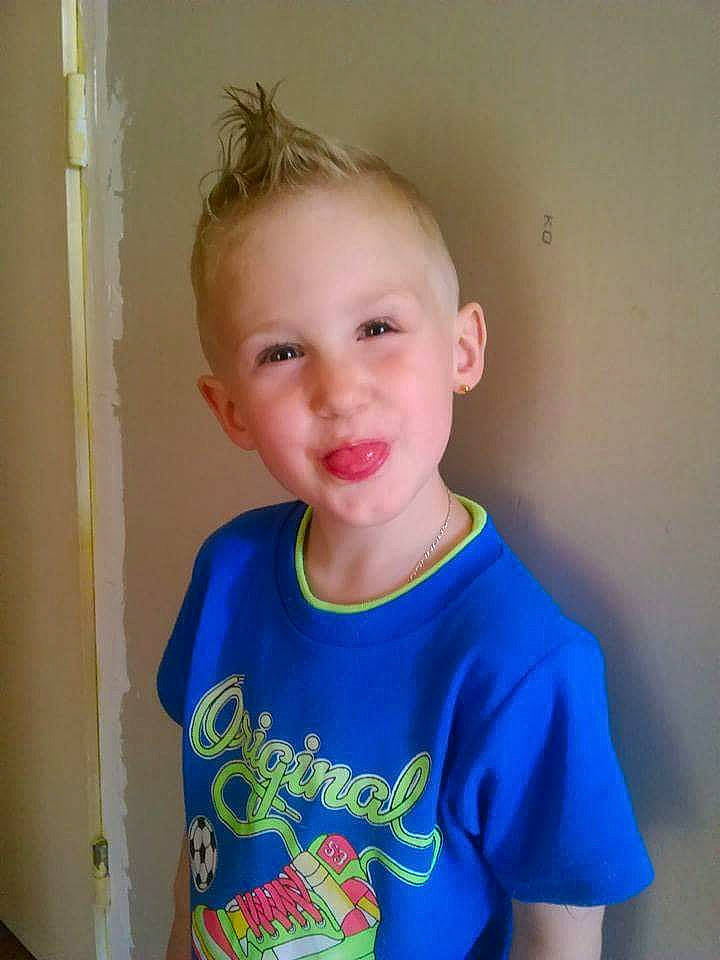 Mylann participe au concours pour gagner de l'argent avec cette photo : blue, cheek, child, chin, eye, face, forehead, hair, hairstyle, head, iris, joy, neck, nose, person, shoulder, skin, sleeve, smile, standing