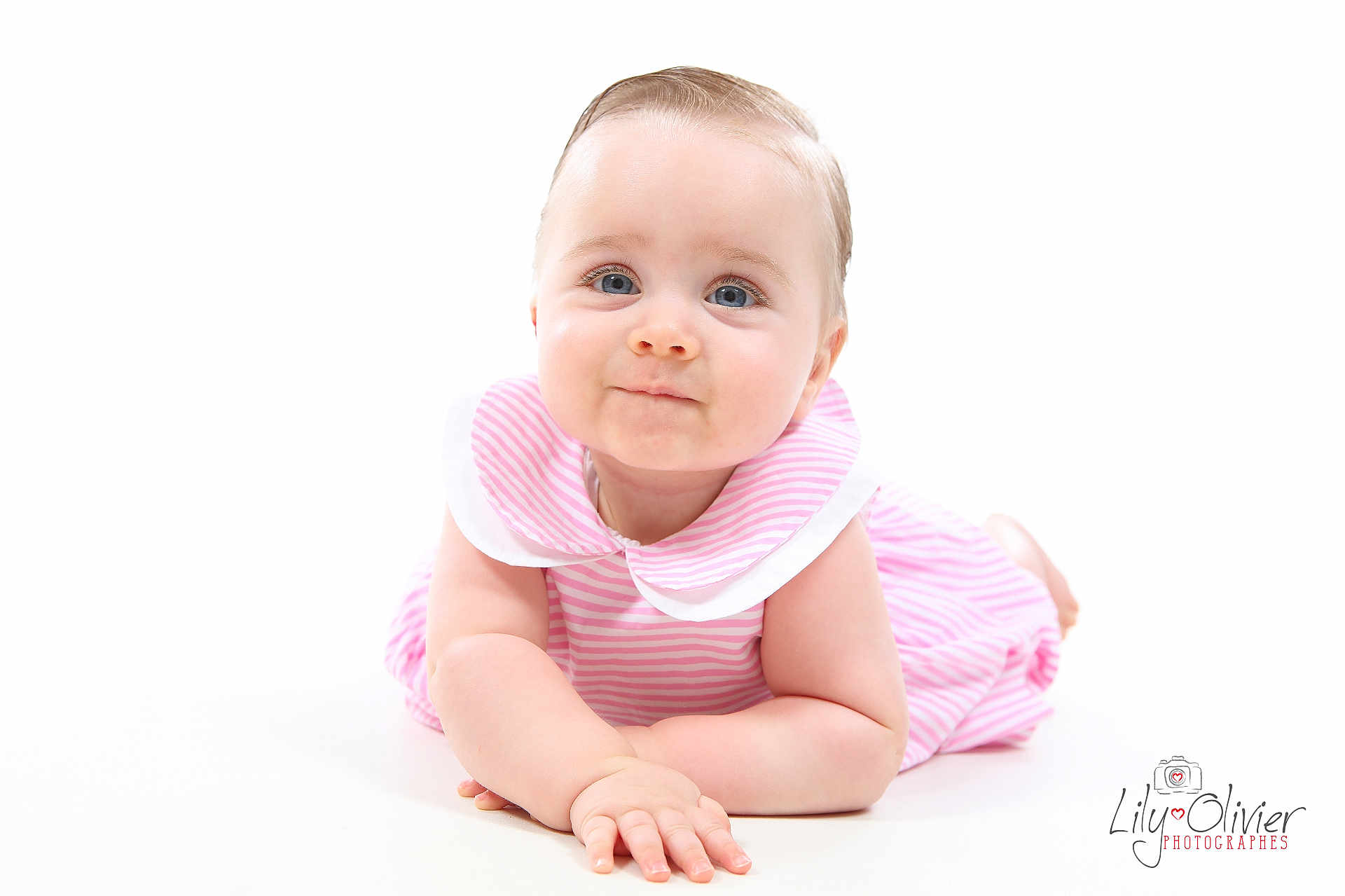 Tessa participe au concours pour gagner de l'argent avec cette photo : baby, infant, child, pink_dress, striped_clothing, blue_eyes, lying_down, studio_photo, white_background, cute, smiling, portrait, person, skin, hand, face, head, young_child, photography, baby_girl