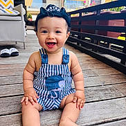 Ethan a rejoint le concours — aidez-le/la à gagner de superbes lots ! baby, balcony, building, cap, chair, child, daylight, face, feet, hand, happy, outdoor, plants, portrait, romper, sitting, slippers, smiling, striped_clothing, wooden_deck