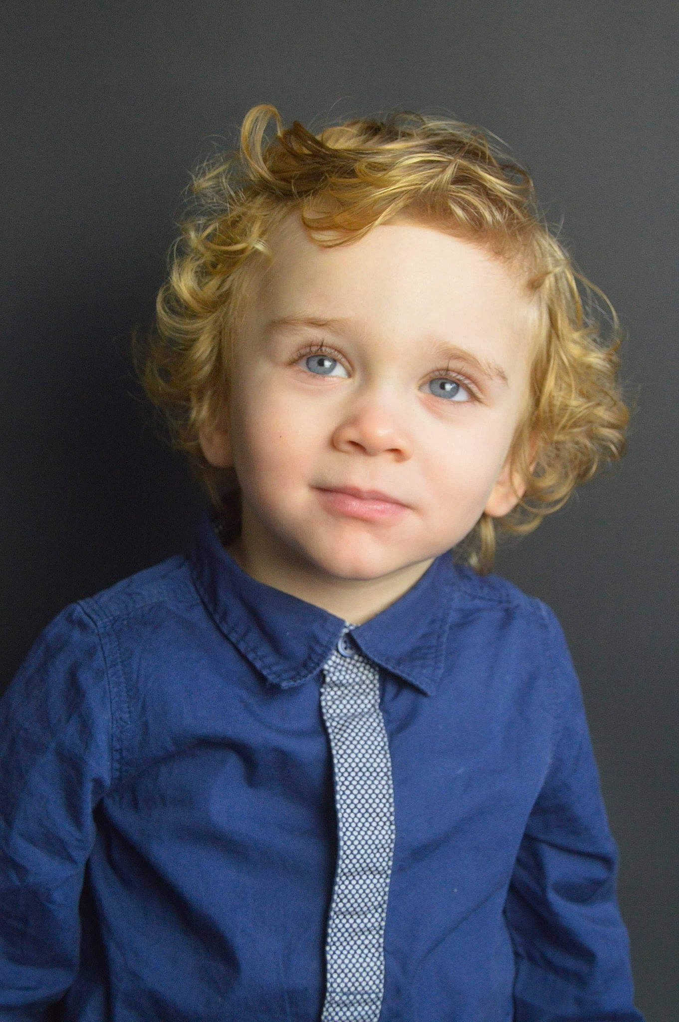 Alban a rejoint le concours — aidez-le/la à gagner de superbes lots ! blond, cheek, child, child_model, chin, eye, face, forehead, formal_wear, hair, hairstyle, head, iris, male, person, photography, portrait, portrait_photography, smile, standing