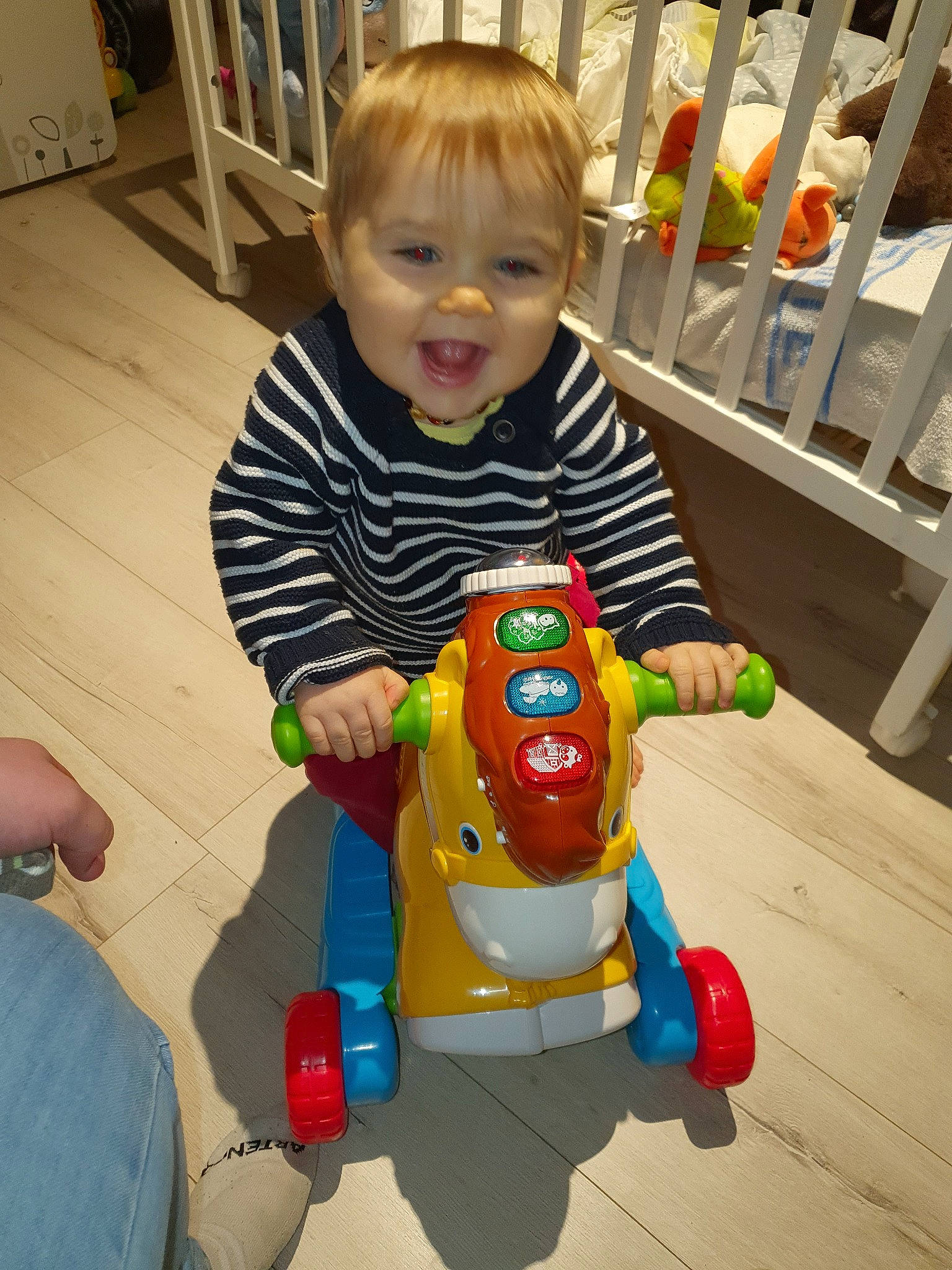 Adan a rejoint le concours — aidez-le/la à gagner de superbes lots ! baby, baby_playing_with_toys, baby_products, baby_toys, child, fun, joy, person, play, product, toddler, toy, vehicle