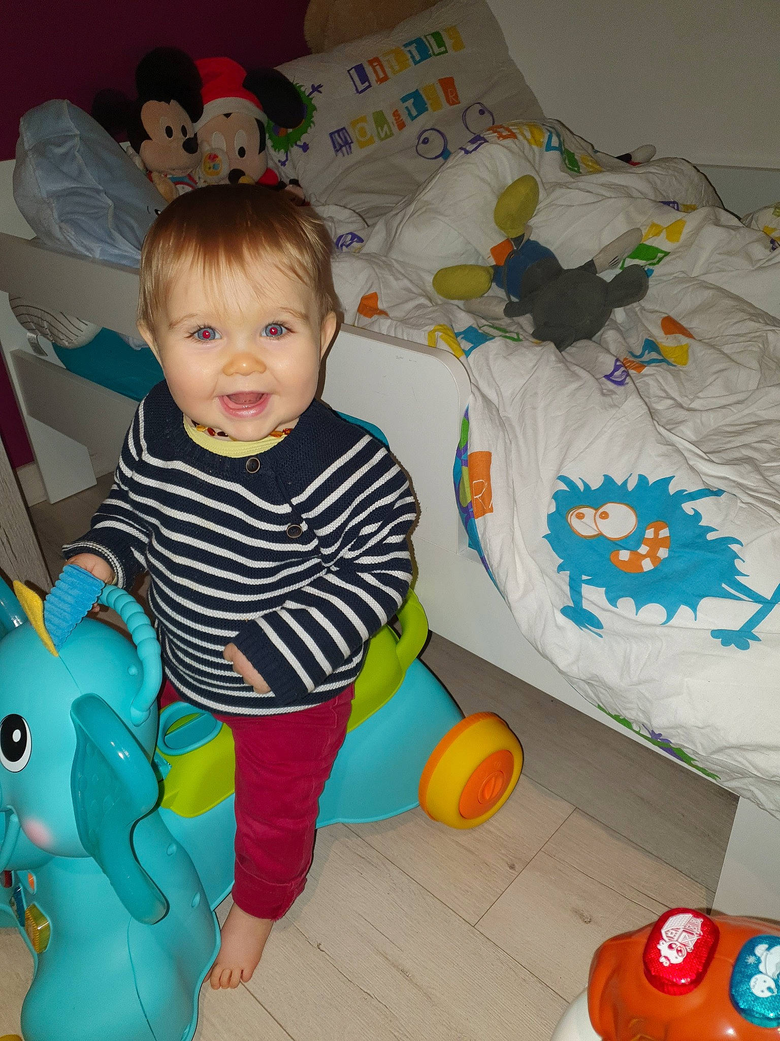 Adan participe au concours pour gagner de l'argent avec cette photo : baby, baby_products, baby_toys, child, person, play, room, smile, toddler, toy