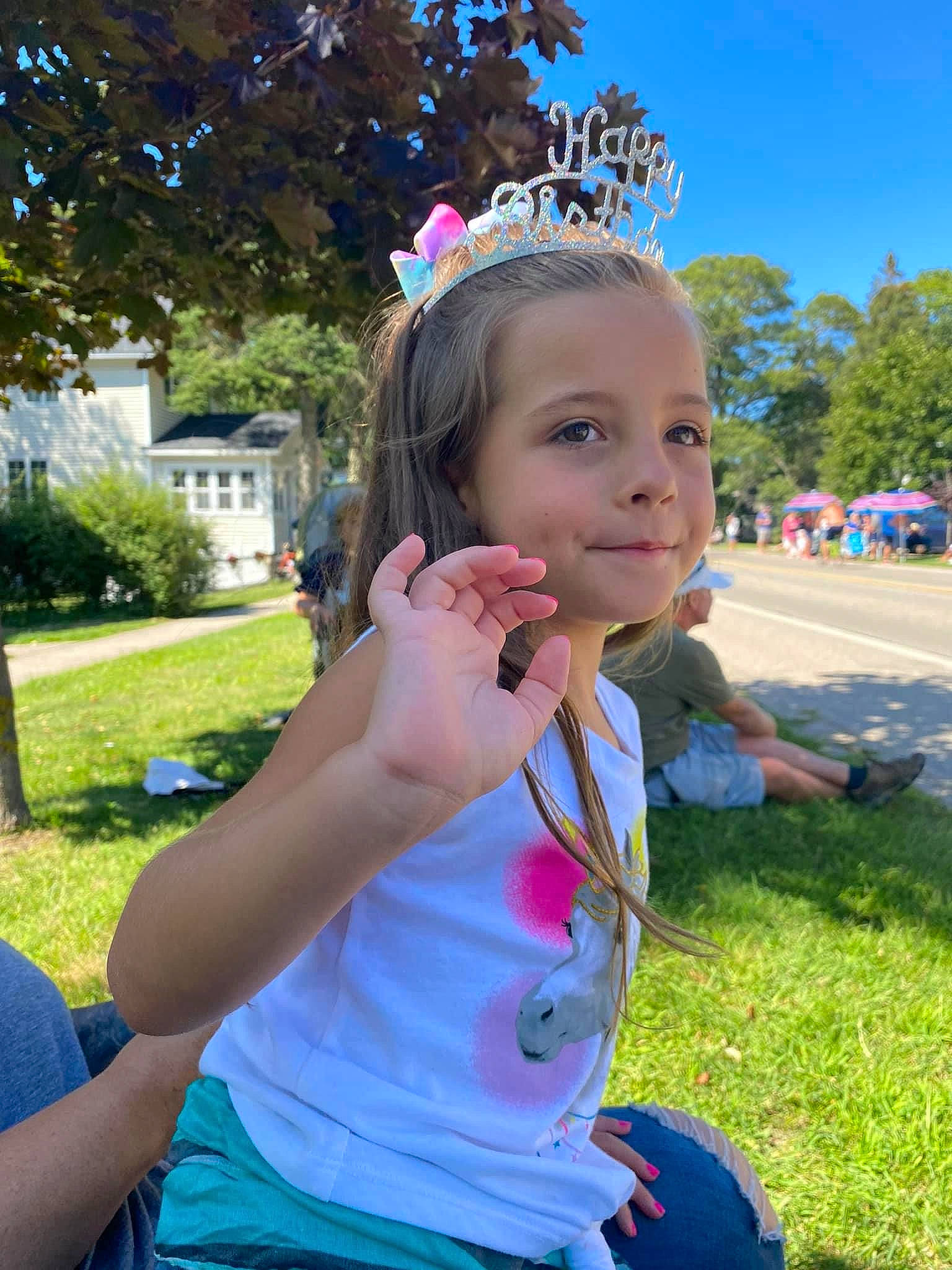 Elise is registered to the contest to win money with this photo: blue, child, electric_blue, fashion_accessory, fun, gesture, grass, hairstyle, happy, jewellery, leisure, people, person, pink, plant, recreation, sky, sunlight, t_shirt, toddler