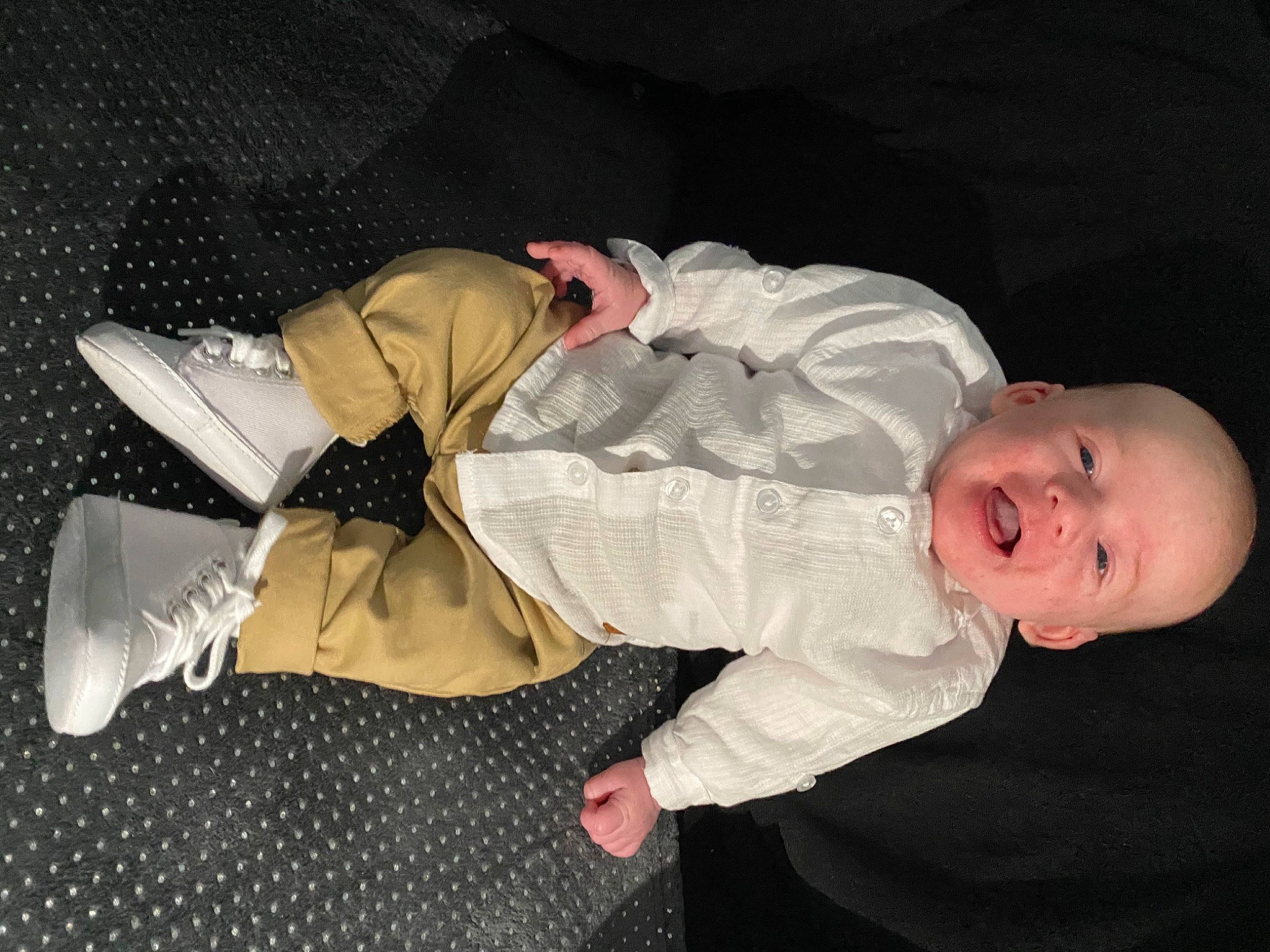 Tylio a rejoint le concours — aidez-le/la à gagner de superbes lots ! baby, baby_products, baby_toddler_clothing, child, collar, comfort, fashion_accessory, fun, gesture, head, human_body, human_leg, linens, pattern, person, room, sitting, sleeve, toddler, uniform