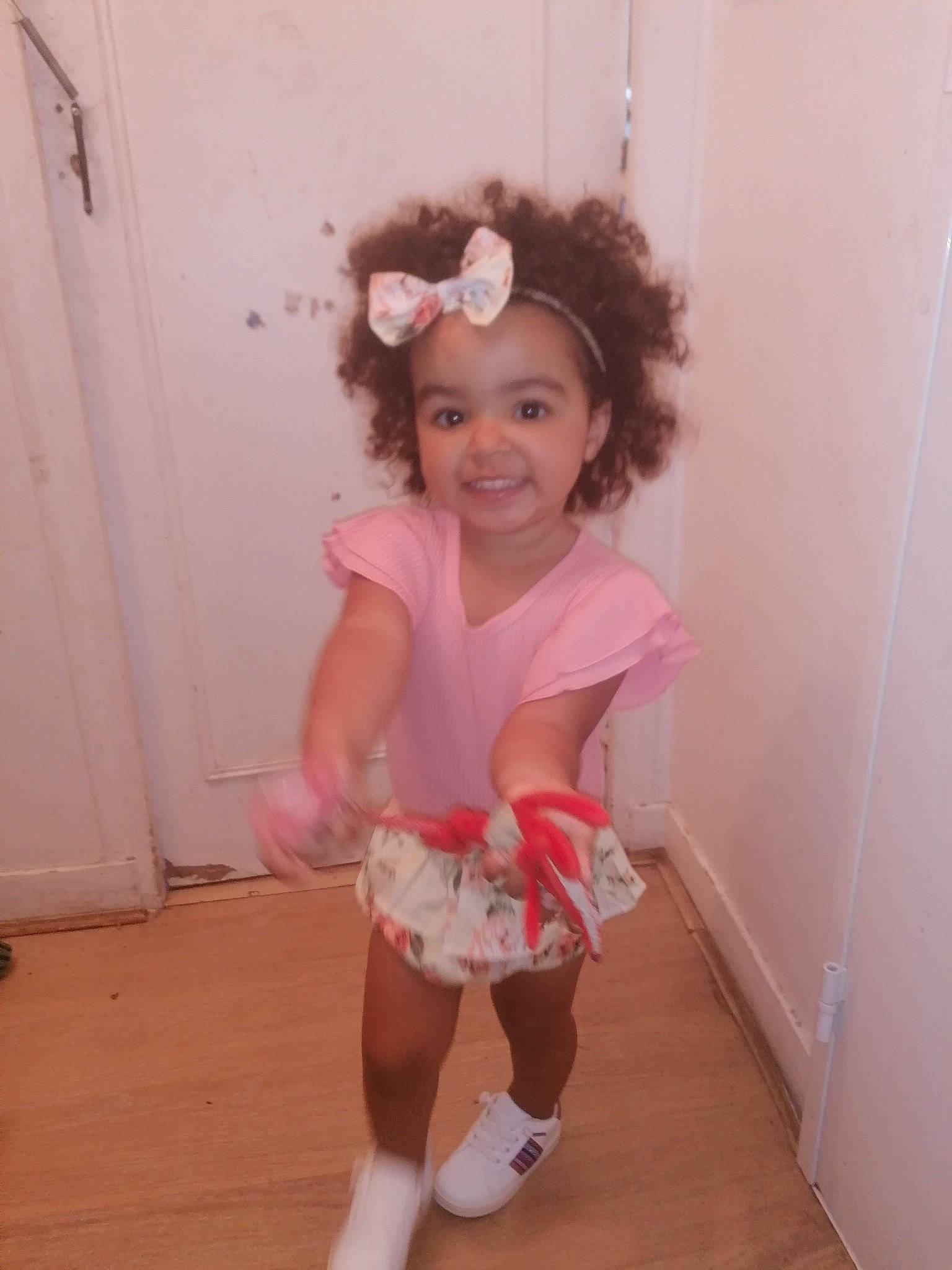 Shaïneze a rejoint le concours — aidez-le/la à gagner de superbes lots ! baby, baby_toddler_clothing, child, costume, footwear, headwear, joint, joy, knee, person, pigtail, pink, shoe, shoulder, skin, smile, standing, toddler