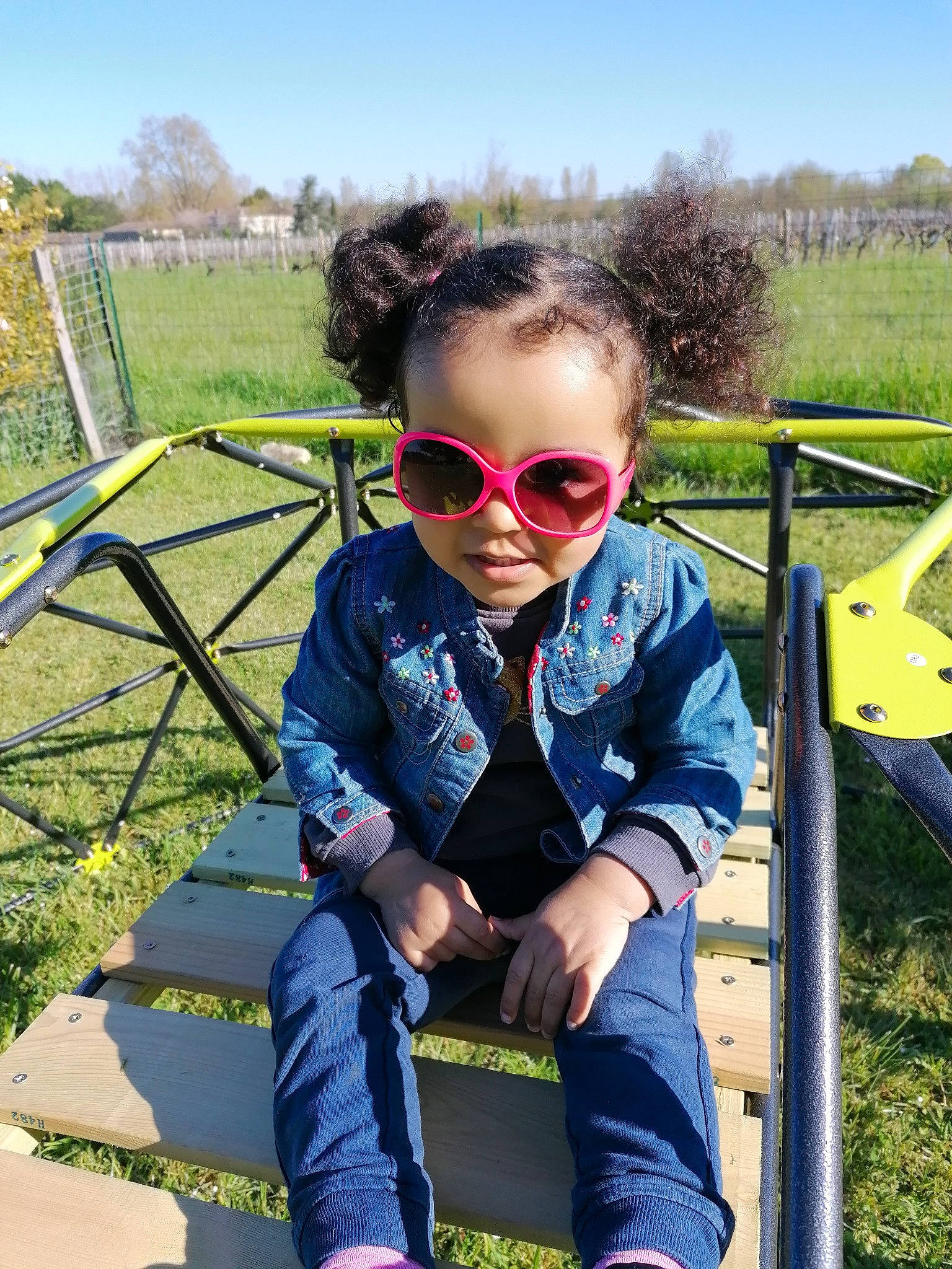 Shaïneze a rejoint le concours — aidez-le/la à gagner de superbes lots ! child, cool, denim, eyewear, glasses, grass, jacket, leisure, outerwear, person, plant, playground, public_space, recreation, sitting, smile, sunglasses, t_shirt, toddler, tree
