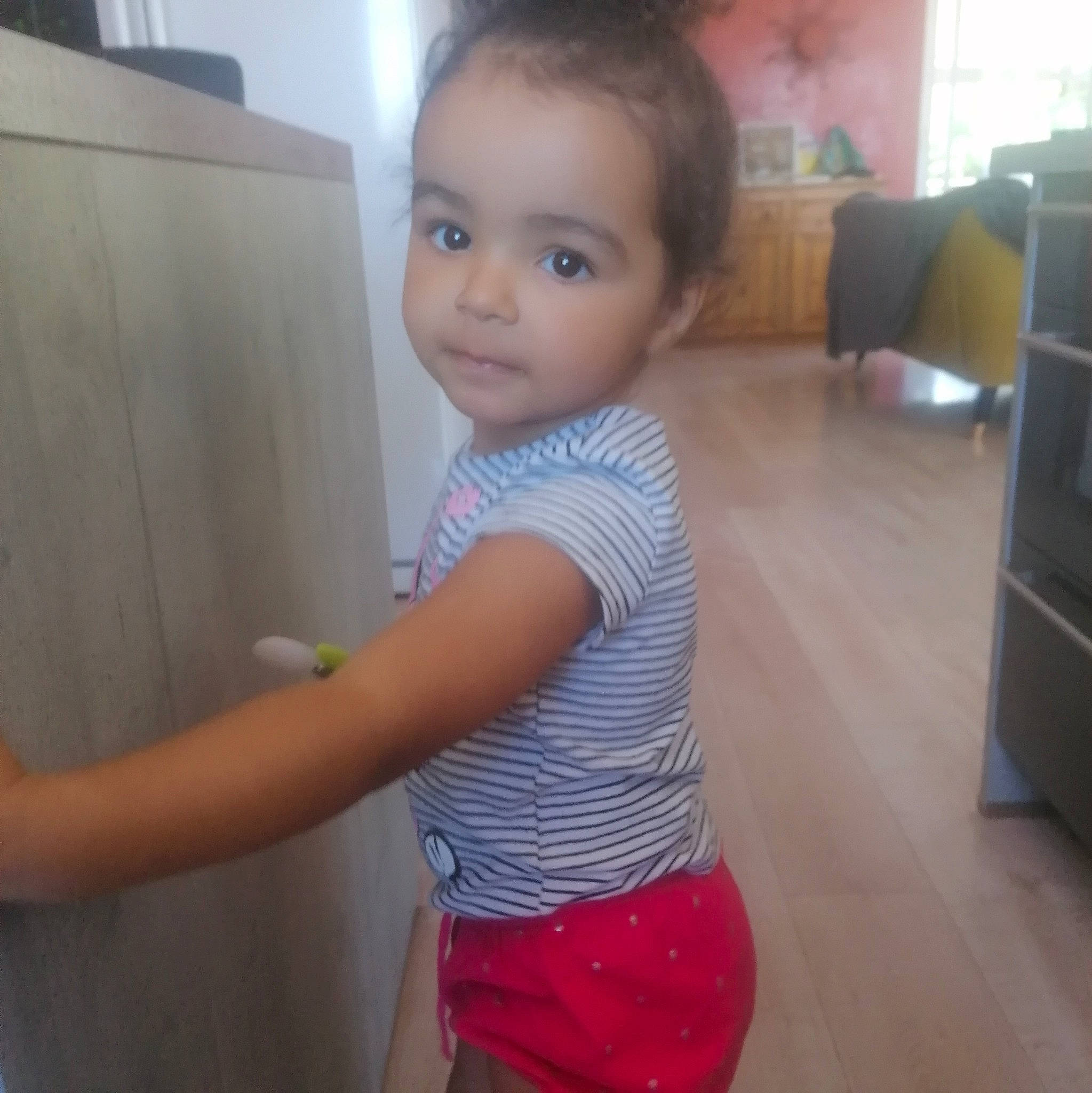 Shaïneze a rejoint le concours — aidez-le/la à gagner de superbes lots ! arm, cheek, child, eye, face, finger, floor, head, joint, leg, person, play, shoulder, skin, smile, standing, toddler, trunk