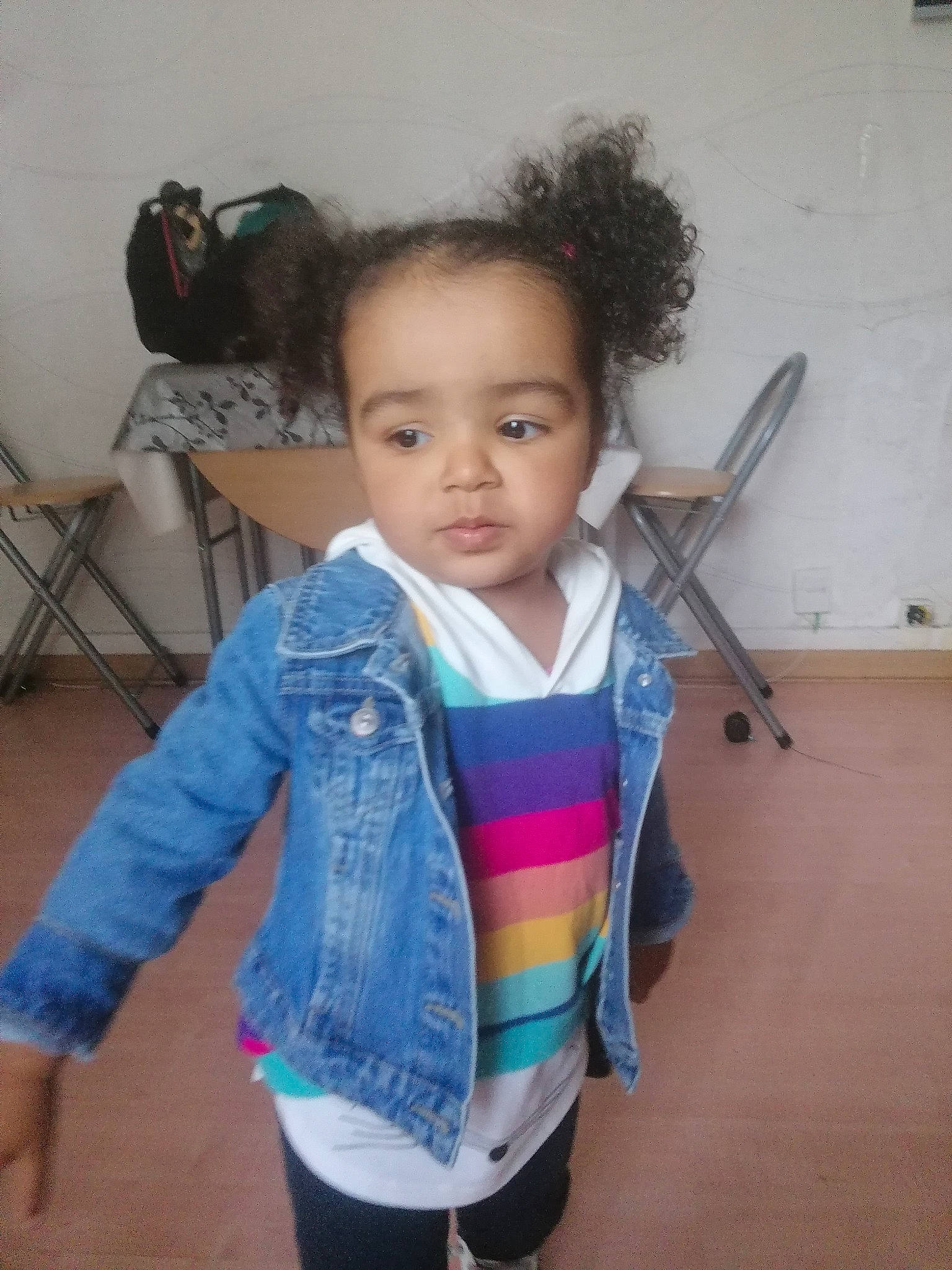 Shaïneze participe au concours pour gagner de l'argent avec cette photo : cheek, child, forehead, hairstyle, long_hair, neck, outerwear, person, shoulder, smile, standing, toddler