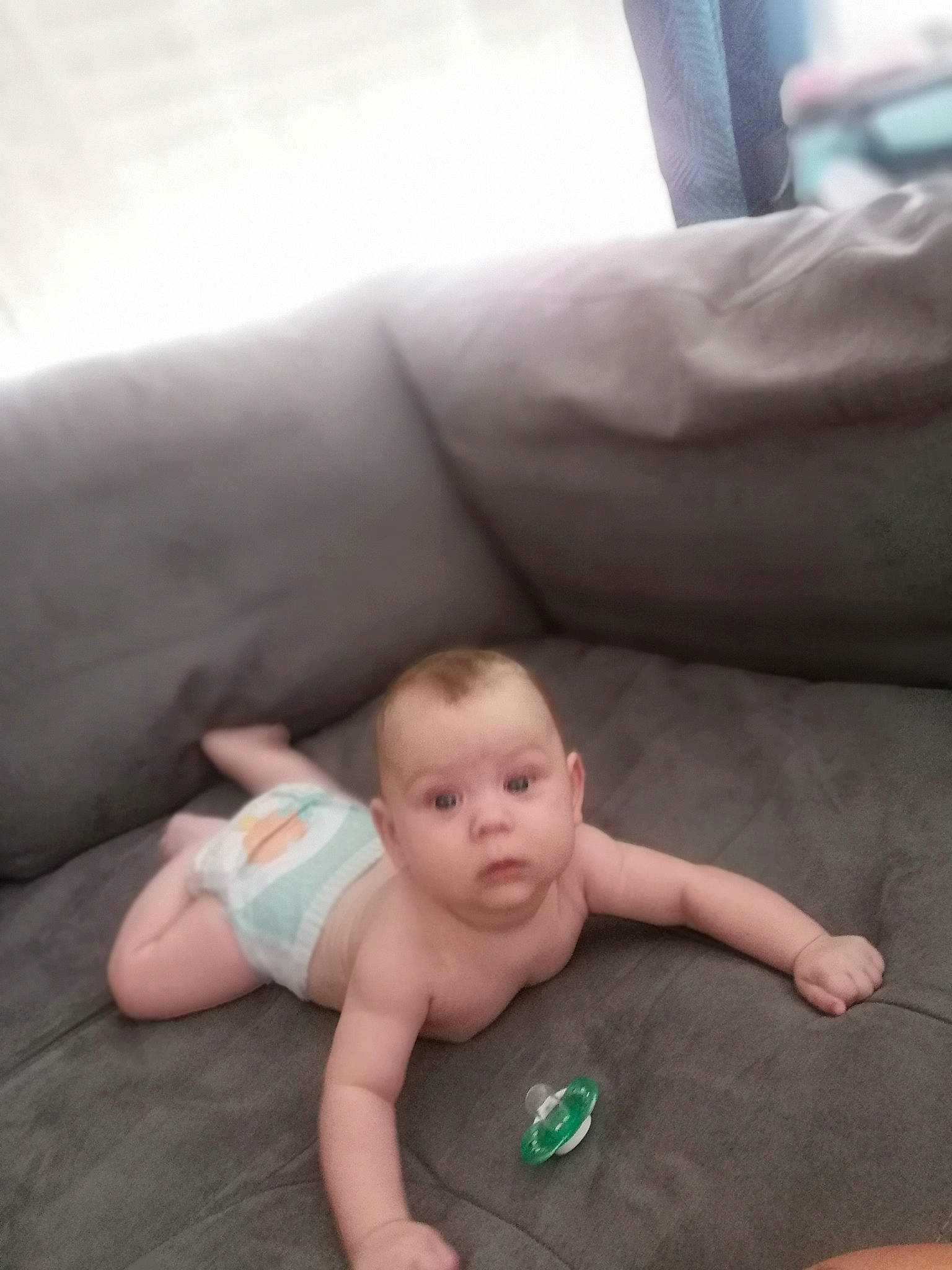 Jax a rejoint le concours — aidez-le/la à gagner de superbes lots ! baby, baby_toddler_clothing, barefoot, cheek, chest, comfort, eye, face, finger, floor, flooring, foot, head, human_body, joint, mouth, person, skin, thigh, thumb