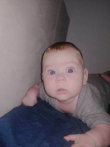 Jax participe au concours pour gagner de l'argent avec cette photo : arm, baby, baby_toddler_clothing, cheek, comfort, ear, eyebrow, eyelash, flash_photography, forehead, iris, jaw, lip, mouth, neck, nose, person, skin, sleeve, thumb