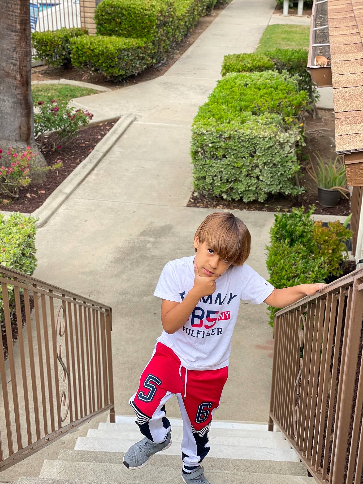 Victor is registered to the contest to win money with this photo: exercise, footwear, grass, green, leg, leisure, person, plant, public_space, recreation, shorts, sleeve, snapshot, sneakers, sportswear, standing, street_fashion, summer, t_shirt, thigh