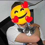 Arya participe au concours pour gagner de l'argent avec cette photo : animal_companion, arm, cat, cute, domestic_animal, domestic_cat, emoji_overlay, facial_obscured, gray_cat, holding, hugging, human, indoor, person, pet, wall, white_cat, white_shirt, wooden_beam, yellow_eyes
