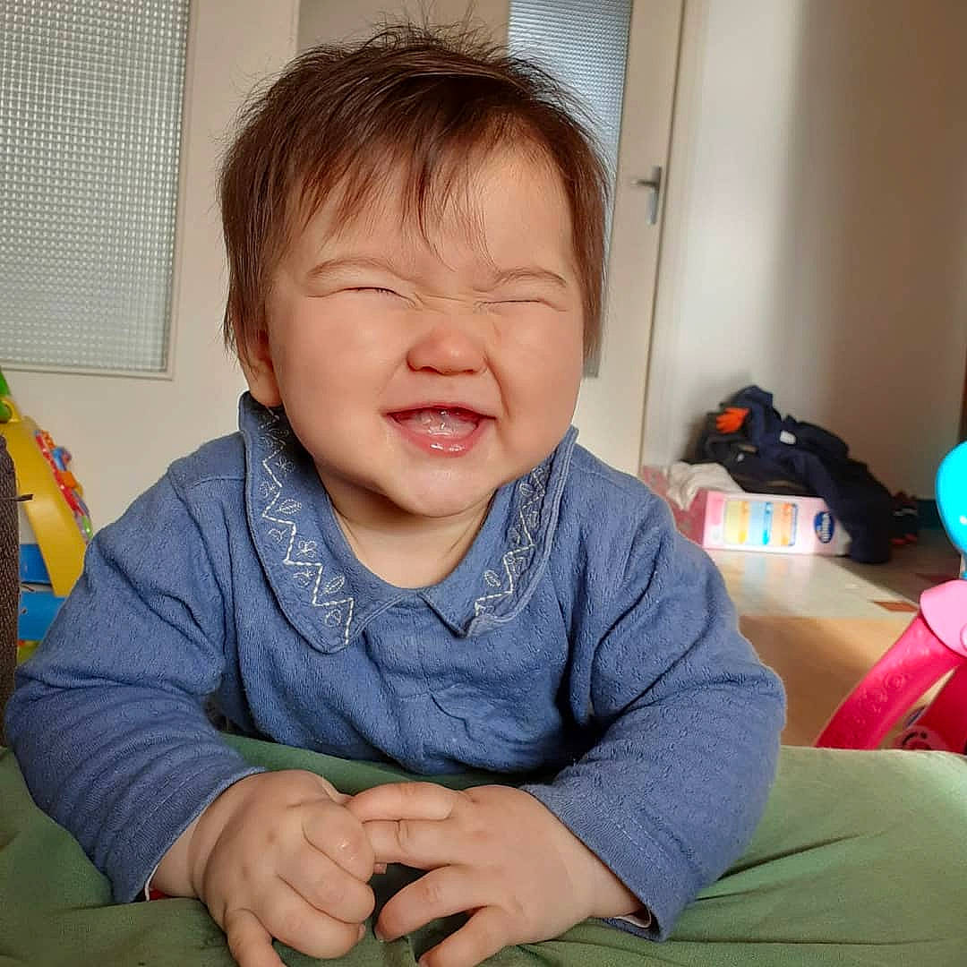 Lilyana participe au concours pour gagner de l'argent avec cette photo : baby, baby_toddler_clothing, backpack, balloon, child, nose, person, play, stuffed_toy, toddler, tongue, toy