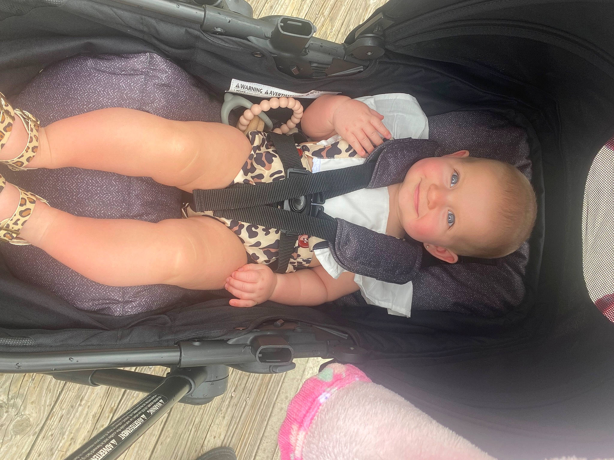 Everli is registered to the contest to win money with this photo: black_hair, car_seat, comfort, cool, dress, eyewear, finger, hand, headgear, human_body, joint, joy, knee, leg, mouth, nail, person, product, skin, thigh