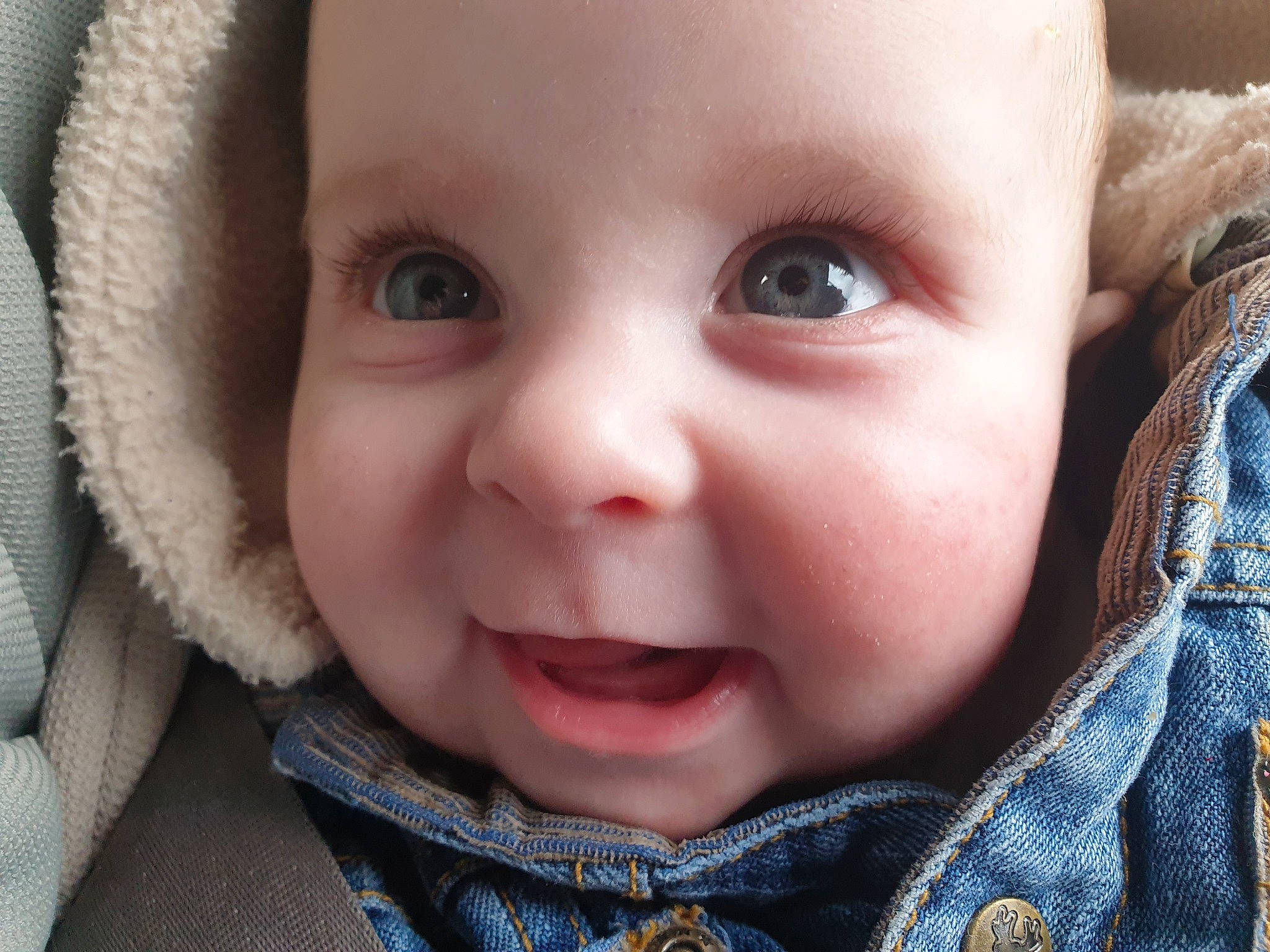 Bruno participe au concours pour gagner de l'argent avec cette photo : baby, baby_making_funny_faces, beauty, cheek, child, chin, close_up, eye, eyebrow, face, facial_expression, head, iris, lip, mouth, nose, organ, person, skin, smile