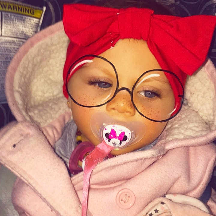 Emma a rejoint le concours — aidez-le/la à gagner de superbes lots ! art, cartoon, cheek, fictional_character, illustration, nose, person