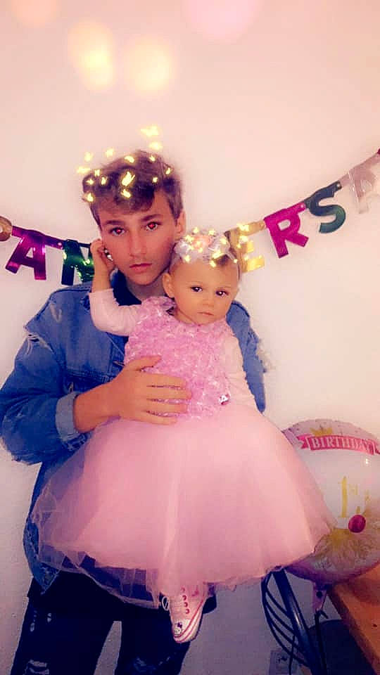 Emma participe au concours pour gagner de l'argent avec cette photo : ballet_tutu, child, costume, daughter, dress, hair_accessory, happy, headpiece, headwear, person, pink, smile, toddler