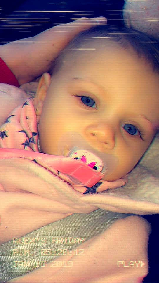 Emma participe au concours pour gagner de l'argent avec cette photo : baby, beauty, cheek, child, chin, close_up, eye, eyebrow, face, finger, forehead, fun, hand, head, lip, mouth, nose, person, pink, skin