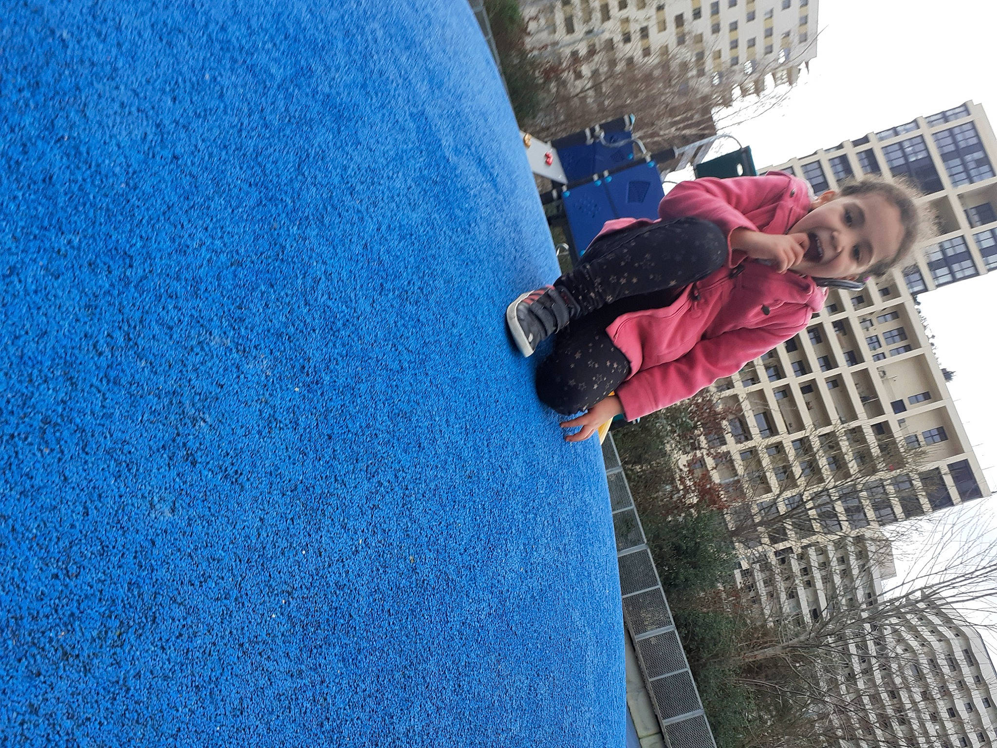 Aya participe au concours pour gagner de l'argent avec cette photo : blue, building, city, denim, electric_blue, facade, flooring, freezing, fun, leisure, person, recreation, sky, skyscraper, smile, tower_block, travel, urban_design, water, window