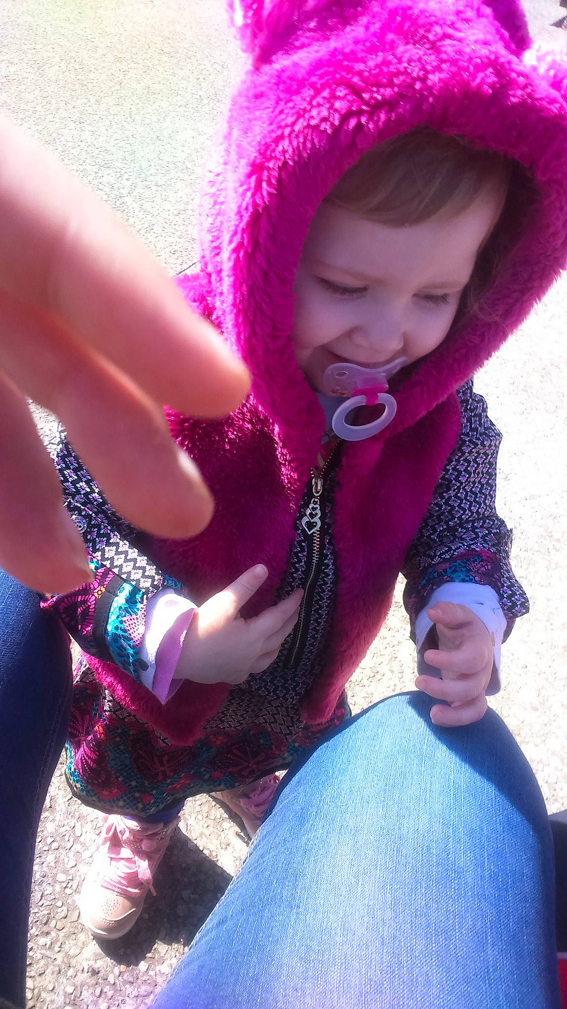 Angele a rejoint le concours — aidez-le/la à gagner de superbes lots ! baby, blue, cap, cool, eye, finger, fun, hand, happy, headgear, lip, magenta, nail, person, pink, purple, red, skin, thumb, toddler