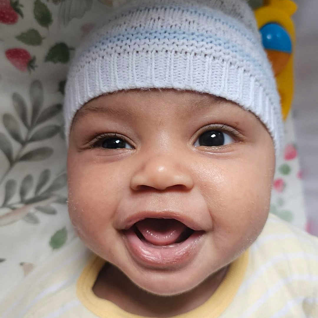 Erena Michaella a rejoint le concours — aidez-le/la à gagner de superbes lots ! baby, babylaughing, baseballcap, beanie, bodypart, bonnet, cap, clothing, face, happy, hat, head, laughing, mouth, newborn, person, photography, portrait, smile, teeth