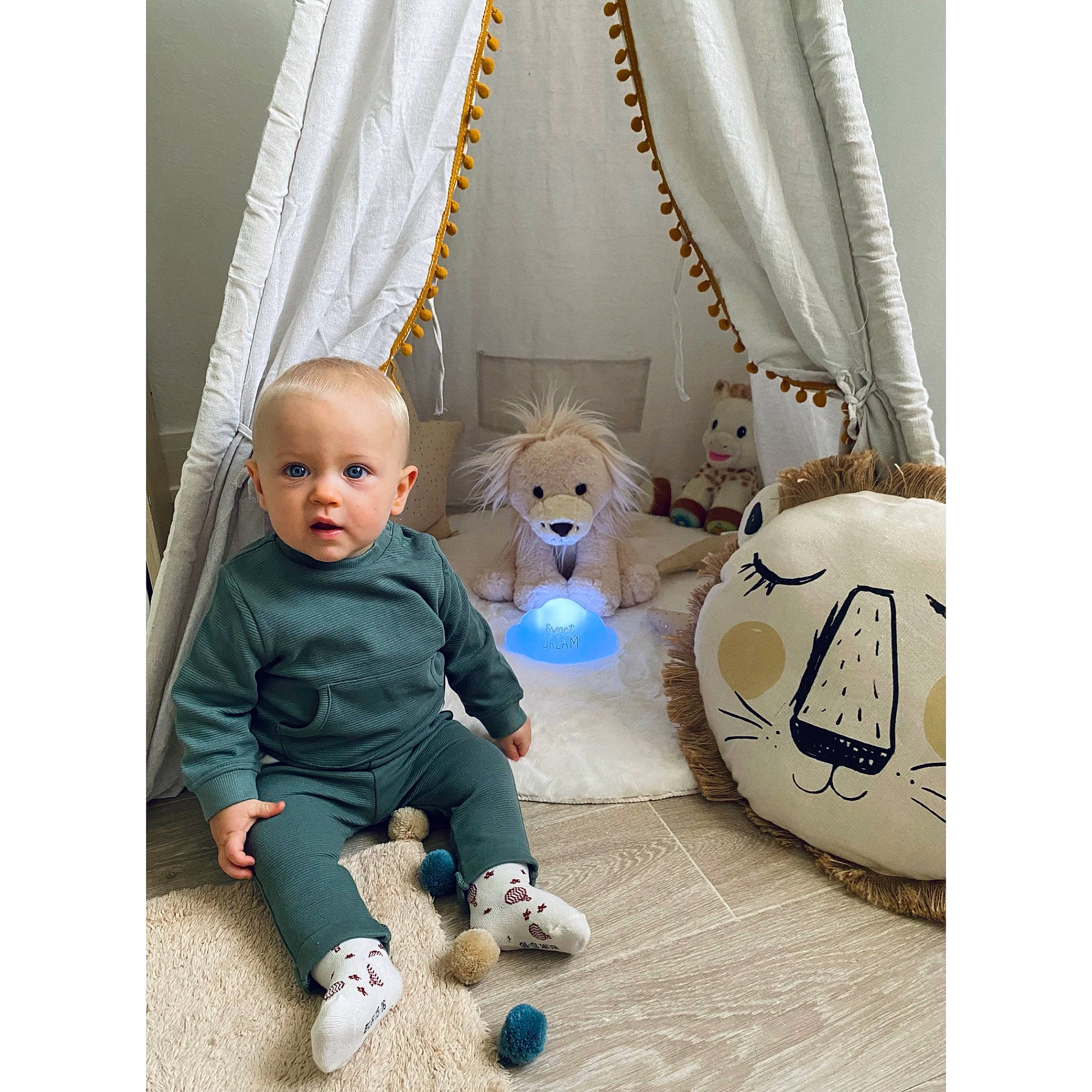 Elias a rejoint le concours — aidez-le/la à gagner de superbes lots ! baby, baby_products, baby_toddler_clothing, baby_toys, bag, comfort, fashion_accessory, flooring, font, happy, jewellery, linens, luggage_and_bags, ornament, person, product, sitting, stuffed_toy, textile, toy