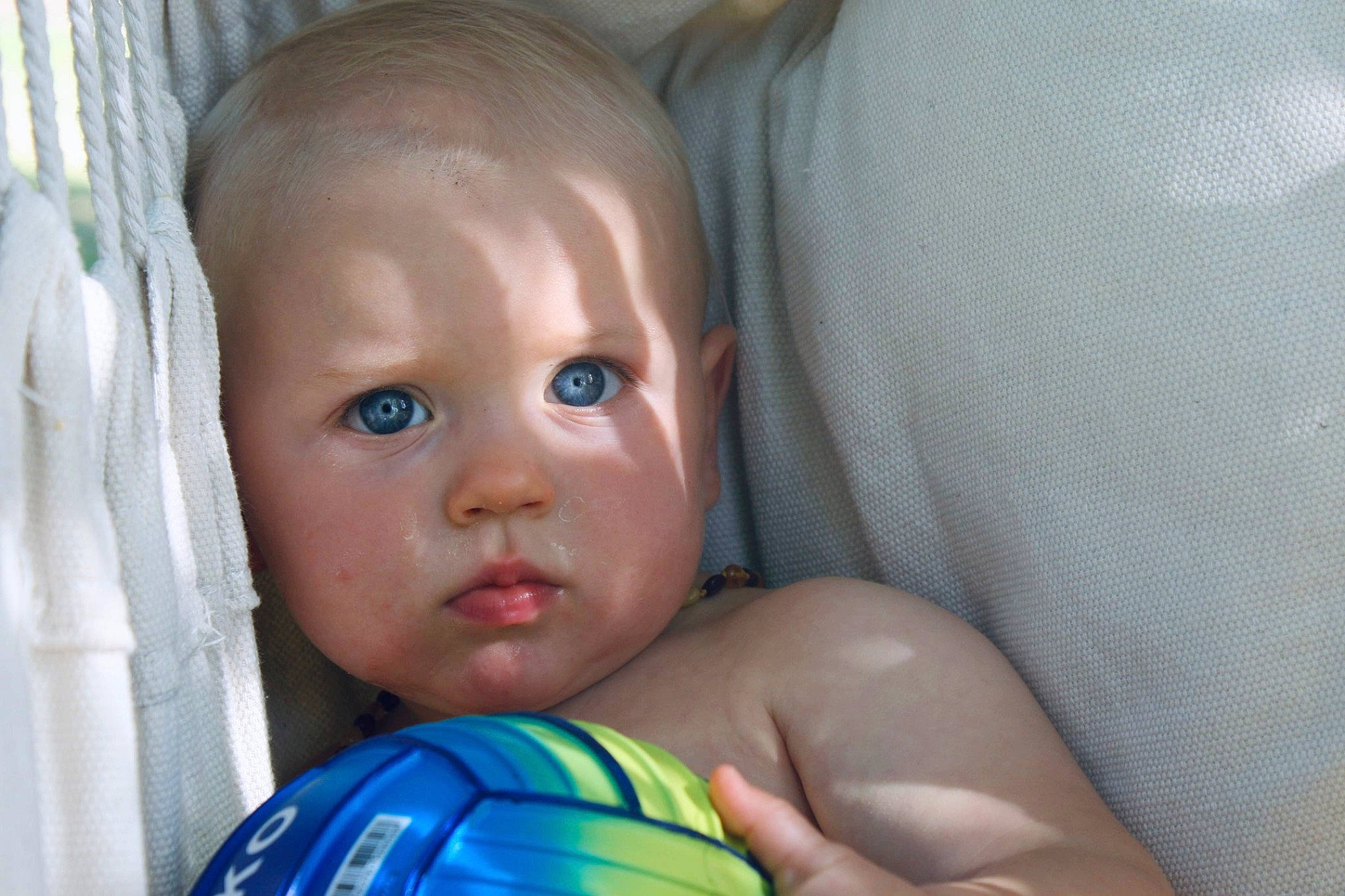 Elias a rejoint le concours — aidez-le/la à gagner de superbes lots ! baby, baby_products, cheek, chest, child, chin, close_up, eye, eyebrow, eyelash, face, happy, head, human_body, iris, mouth, nose, person, skin, smile