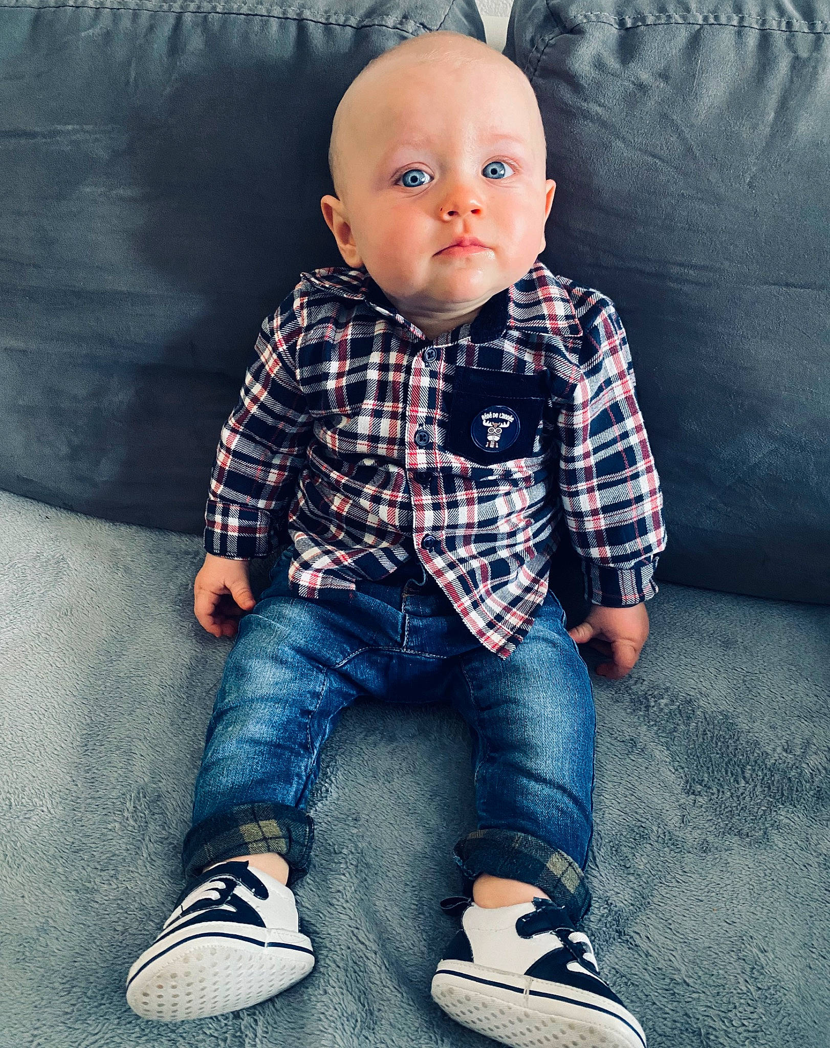 Elias a rejoint le concours — aidez-le/la à gagner de superbes lots ! baby_toddler_clothing, child, clothing, collar, comfort, couch, denim, dress_shirt, electric_blue, flash_photography, jeans, pattern, person, plaid, sitting, sleeve, t_shirt, tartan, textile, toddler