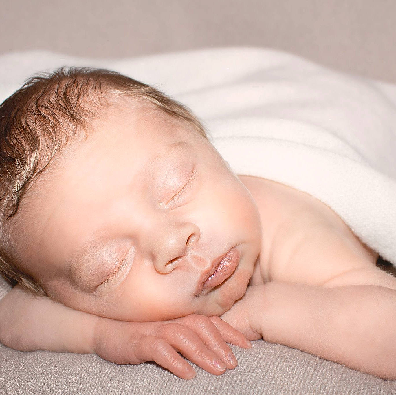 Arthur is registered to the contest to win money with this photo: baby, cheek, comfort, ear, eyebrow, eyelash, face, gesture, hair, hand, happy, human_body, jaw, lip, mouth, neck, nose, person, skin, thumb