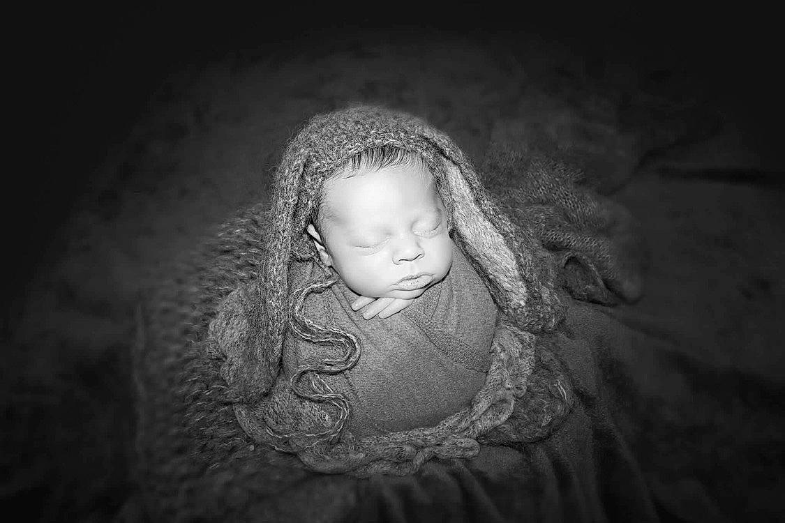 Arthur is registered to the contest to win money with this photo: art, baby, bridal_accessory, child, darkness, dress, event, fashion_accessory, flash_photography, fun, fur, grey, headgear, headpiece, jewellery, monochrome, monochrome_photography, pattern, person, toddler