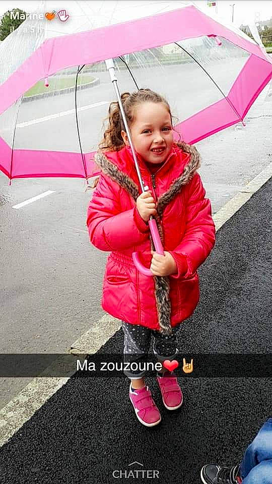 Tanicya participe au concours pour gagner de l'argent avec cette photo : child, child_model, fashion_accessory, joy, outerwear, person, pink, play, rain, toddler, umbrella
