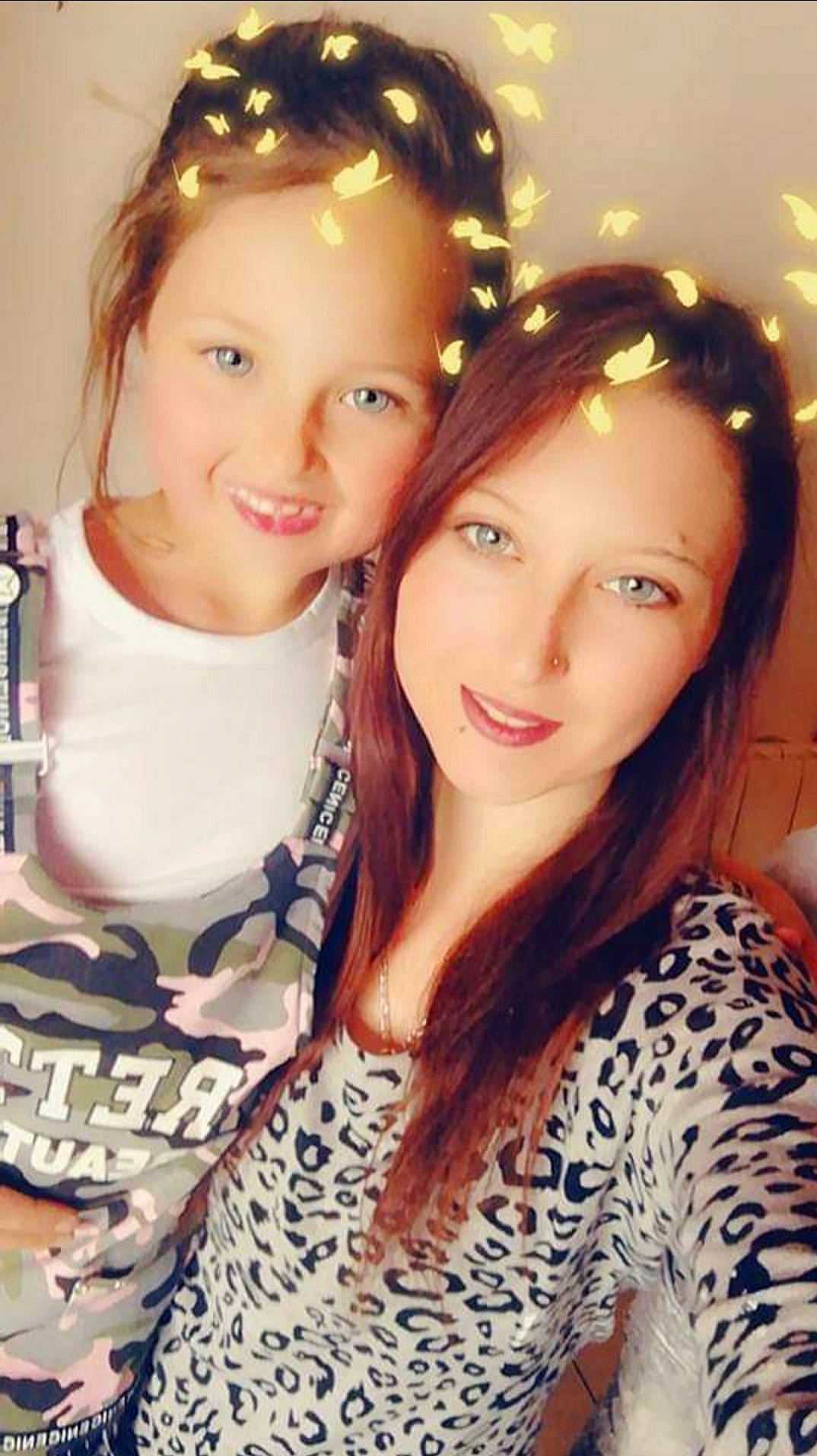 Tanicya a rejoint le concours — aidez-le/la à gagner de superbes lots ! brown_hair, daughter, eyebrow, forehead, friendship, fun, hair, hair_coloring, happy, joy, long_hair, person, photography, selfie, sibling, smile