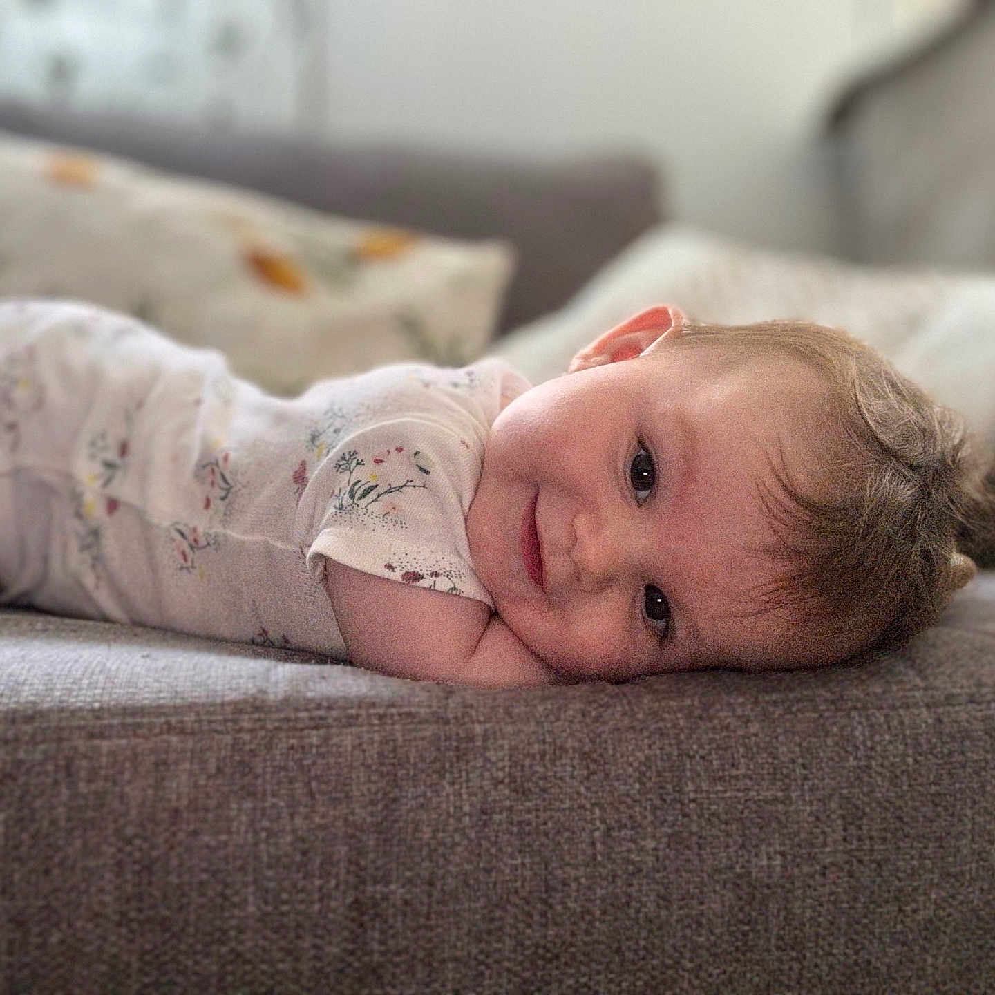 Athena participe au concours pour gagner de l'argent avec cette photo : baby, child, clothing, couch, cozy, cute, face, happy, head, home, indoor, infant, lying_down, pillow, portrait, resting, skin, smile, soft_lighting, young