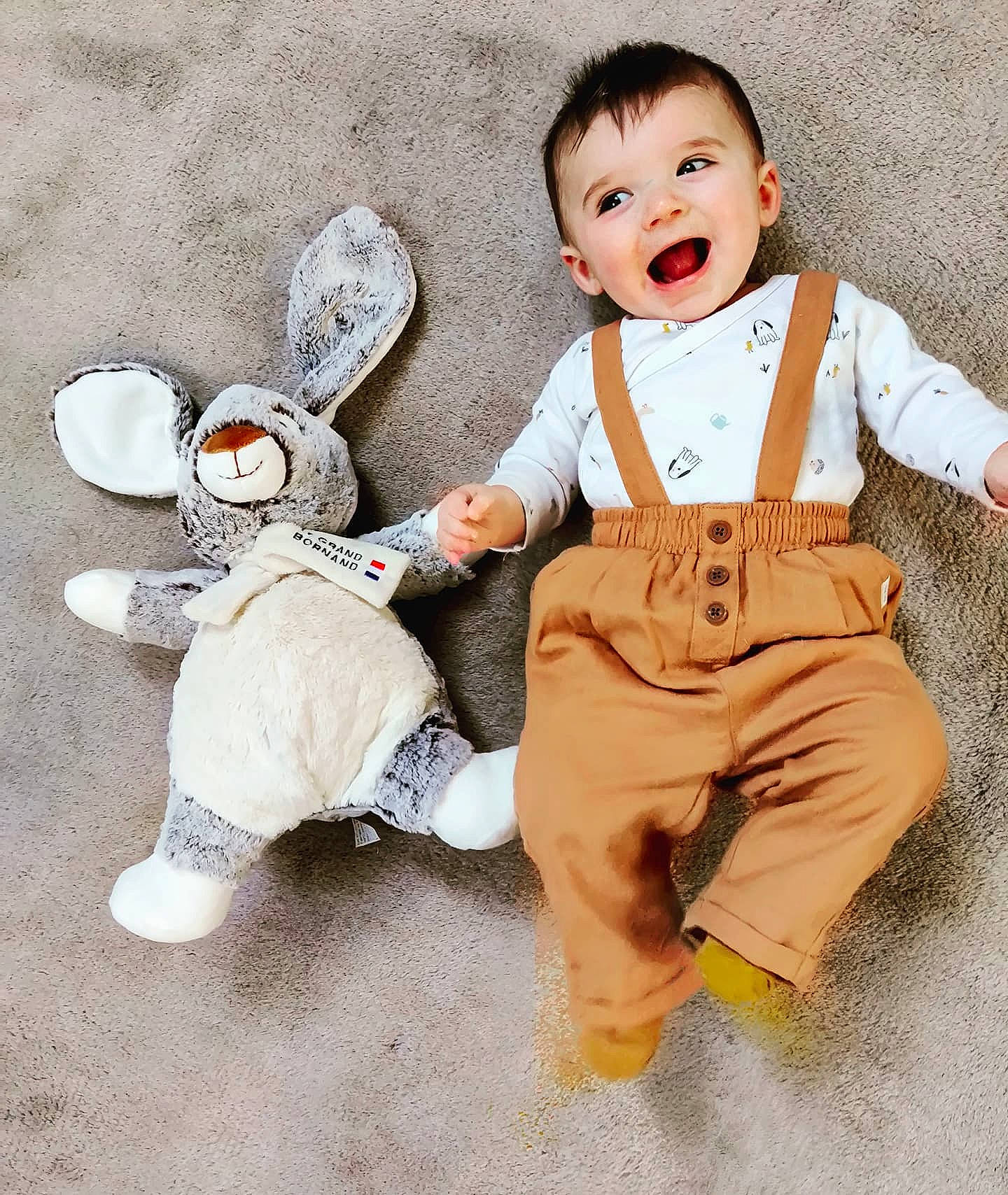 Marceau a rejoint le concours — aidez-le/la à gagner de superbes lots ! baby, baby_toddler_clothing, bow_tie, child, collar, dress_shirt, formal_wear, fun, happy, headgear, khaki_pants, leg, person, product, shoe, sleeve, smile, toddler, toy, waist