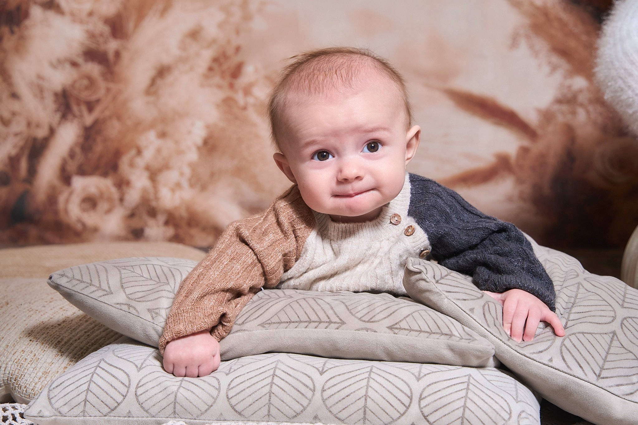 Lucian a rejoint le concours — aidez-le/la à gagner de superbes lots ! baby, baby_toddler_clothing, cheek, child, comfort, flash_photography, flooring, happy, iris, linens, monochrome, monochrome_photography, person, room, sitting, skin, sleeve, smile, stock_photography, toddler