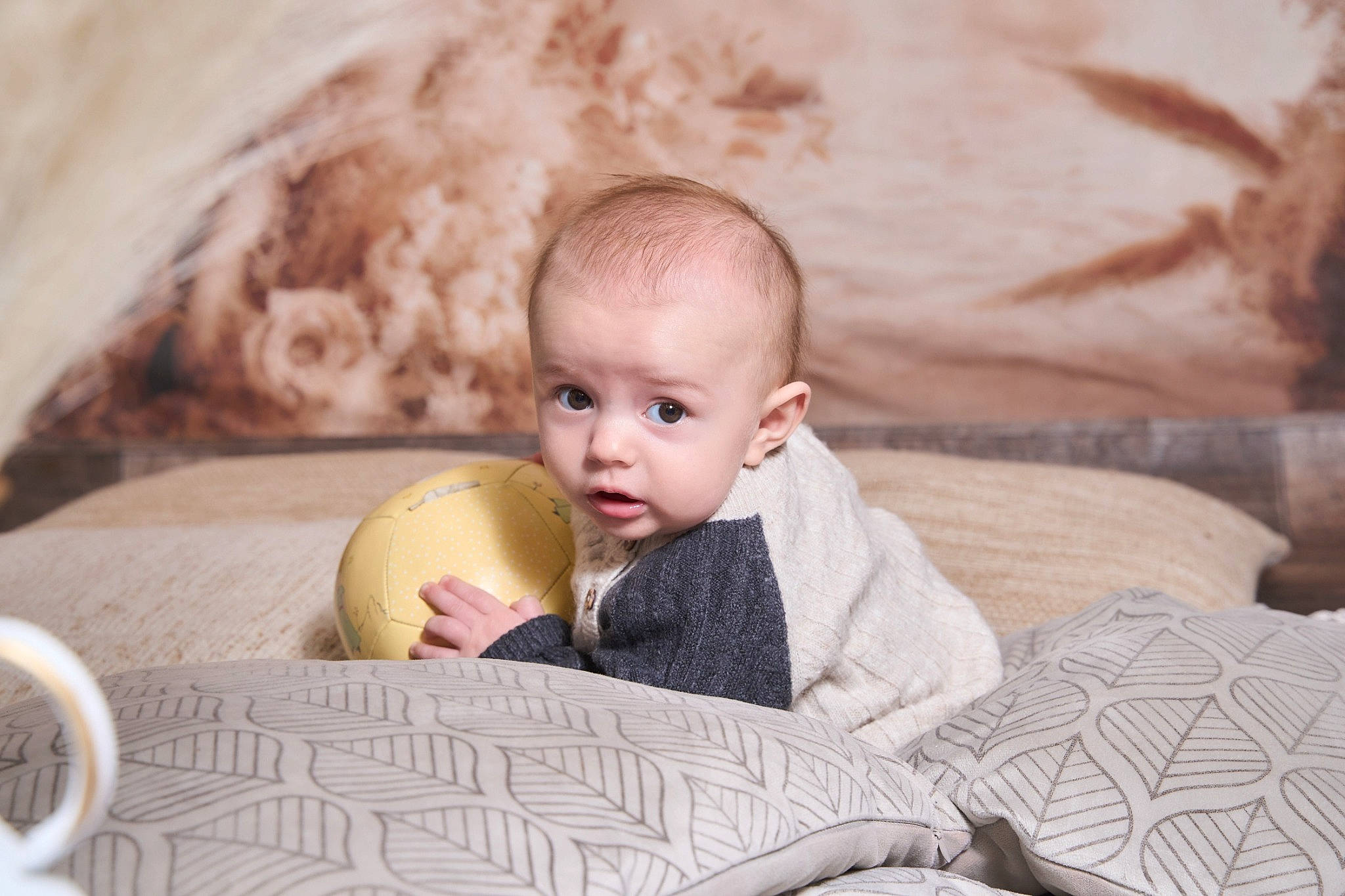 Lucian a rejoint le concours — aidez-le/la à gagner de superbes lots ! baby, cheek, child, comfort, drinkware, eye, flash_photography, fun, happy, head, iris, linens, nose, person, portrait_photography, room, sitting, skin, toddler, vacation