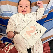 Mattea a rejoint le concours — aidez-le/la à gagner de superbes lots ! baby, infant, smiling, onesie, blanket, card, celebration, polka_dots, lying_down, face, happy, cute, child, portrait, indoors, colorful, striped_blanket, raised_arm, two_months, illustration