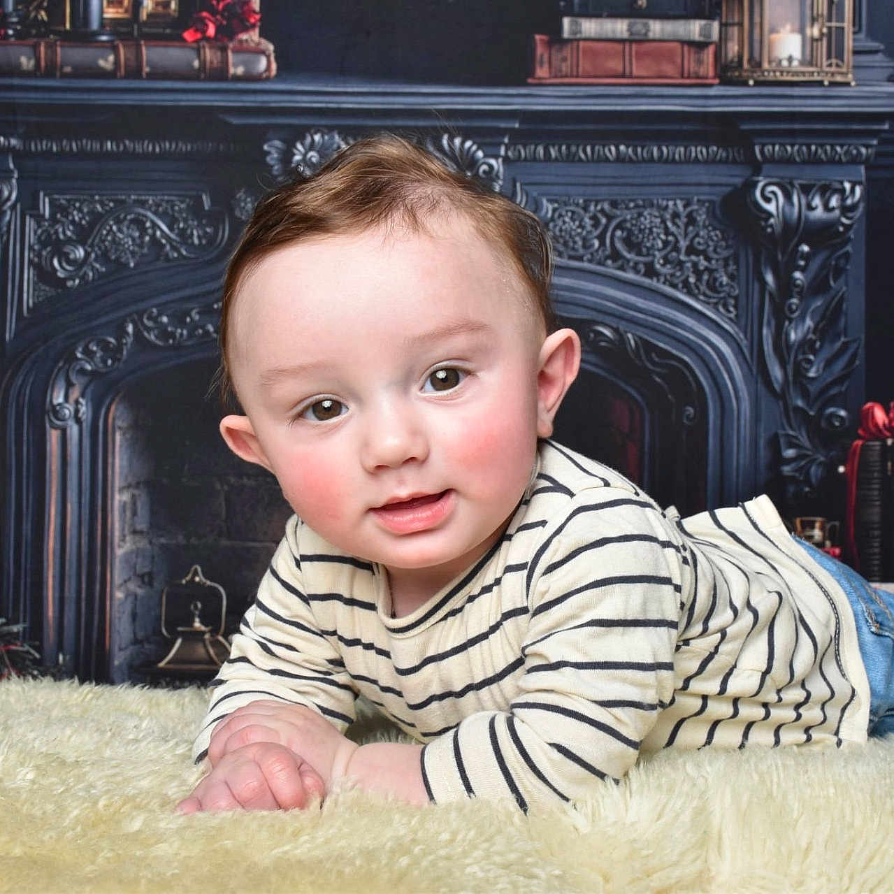 Lynao participe au concours pour gagner de l'argent avec cette photo : baby, child, christmas, cozy, cute, decorations, festive, fireplace, fluffy_rug, gift_box, holiday, indoors, infant, jeans, portrait, present, smiling, striped_shirt, teddy_bear, young_child